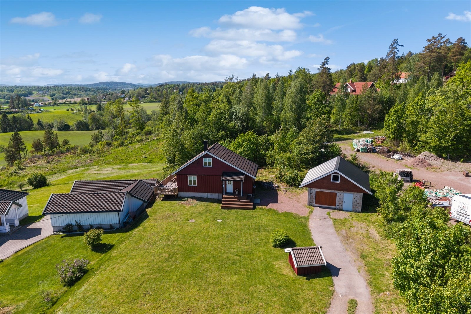 Eiendommen ligger i et spredtbygd område med landbruk og natur som nærmeste nabo. Galleribilde
