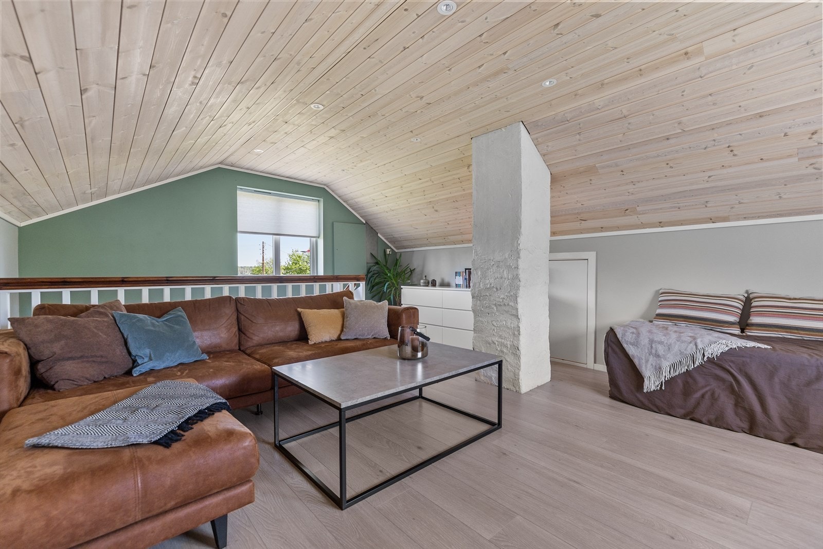 Loftstuen ble pusset opp ca. 2023 og har downlights installert i 2022. Det er tilkomst til lagringsplass i knekottene. Galleribilde
