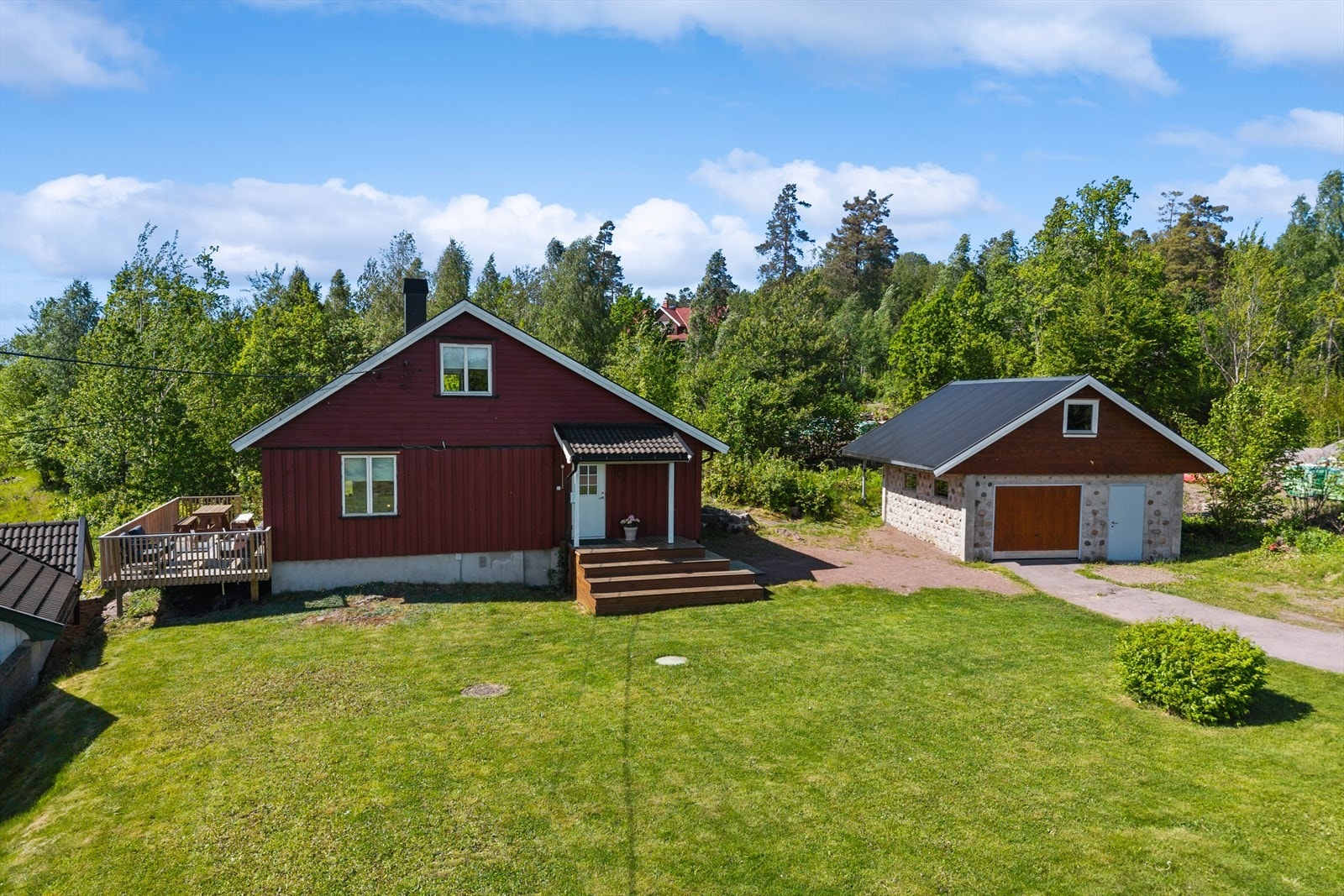 Eiendommen ligger landlig og fredelig til i naturskjønne omgivelser, med gode solforhold og en behagelig atmosfære gjennom store deler av dagen. Galleribilde