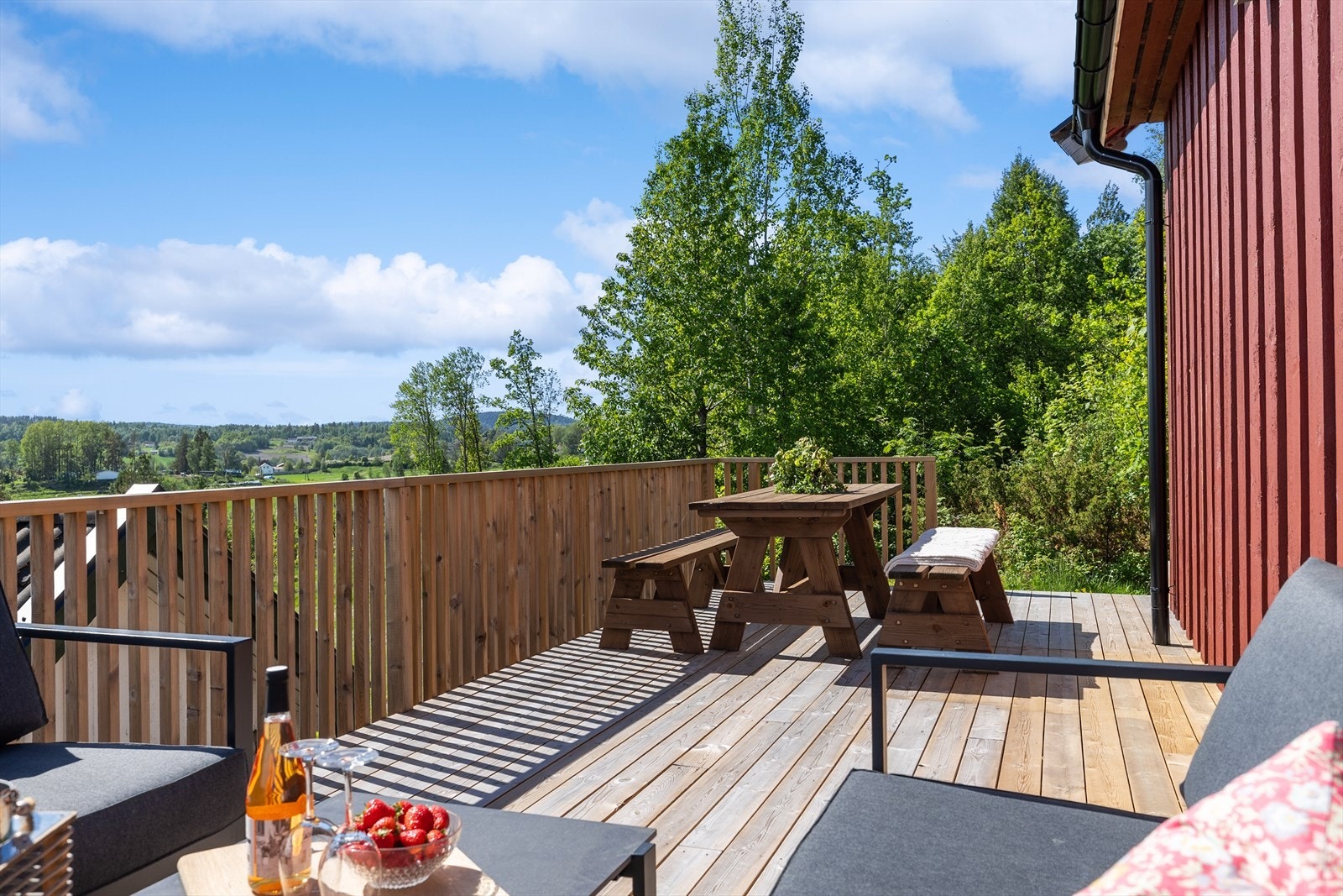 Verandaen er fundamentert på fjell og grunn, og fremstår som et flott uteområde med god plass til både spisegruppe, loungemøbler og sosiale sammenkomster Galleribilde