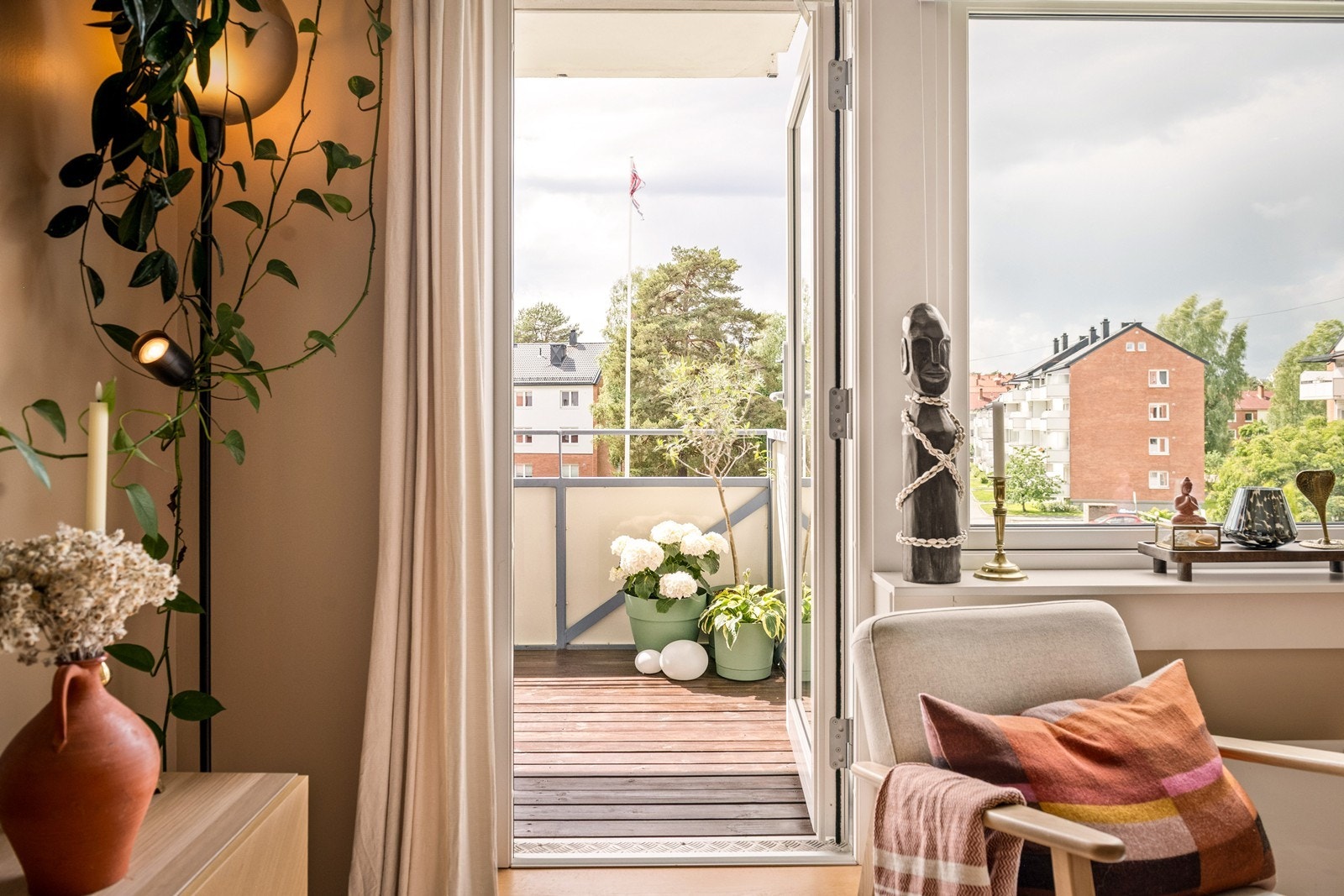Fra stuen er det direkte utgang til den vestvendte balkongen Galleribilde