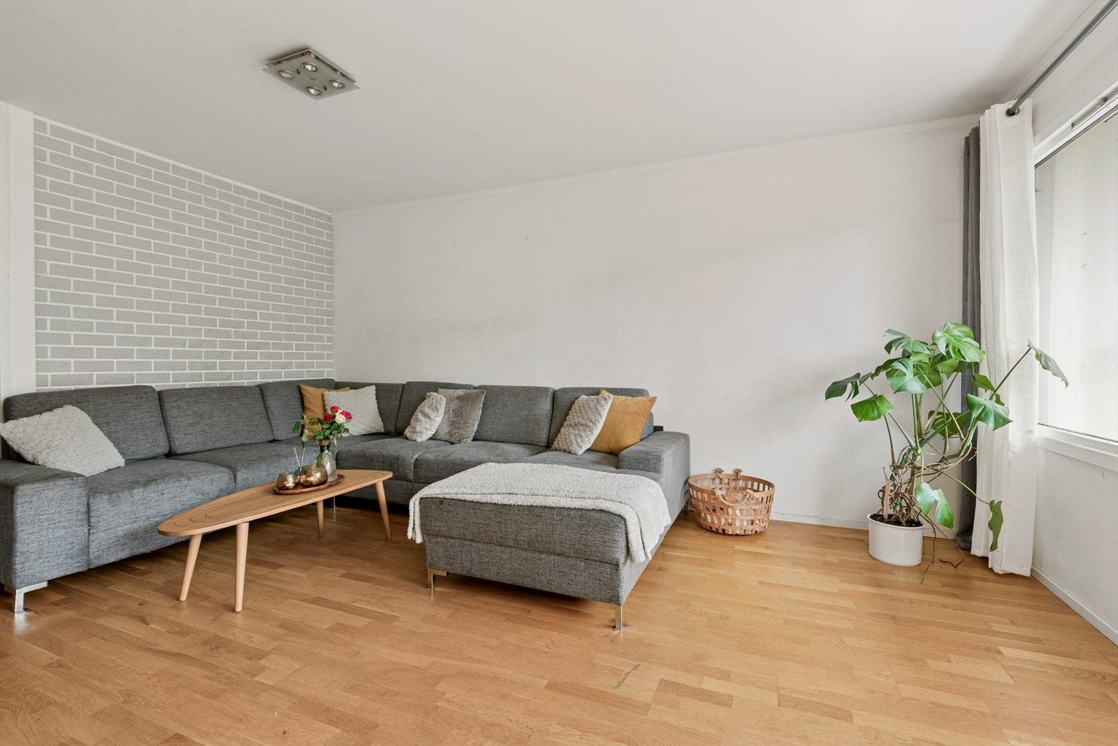 Stuen er enkel å innrede med sofagruppe og øvrige møbler. Galleribilde