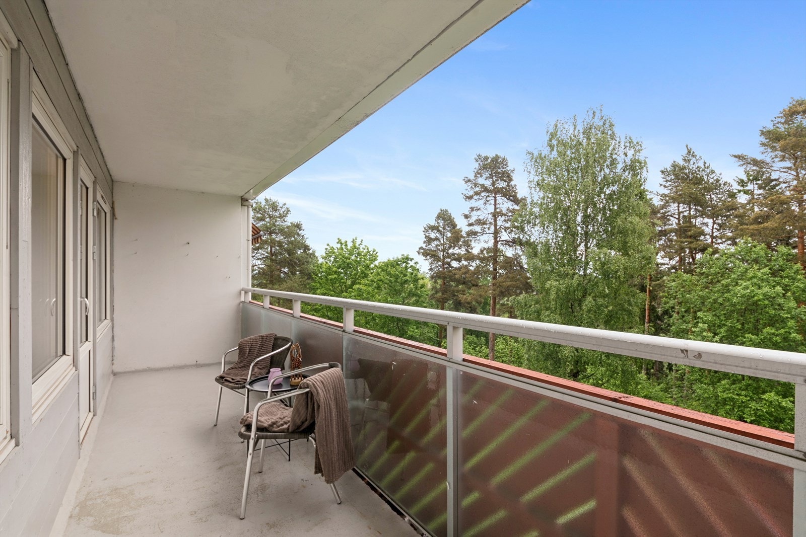 Fra stuen er det utgang til en av boligens to balkonger. Galleribilde