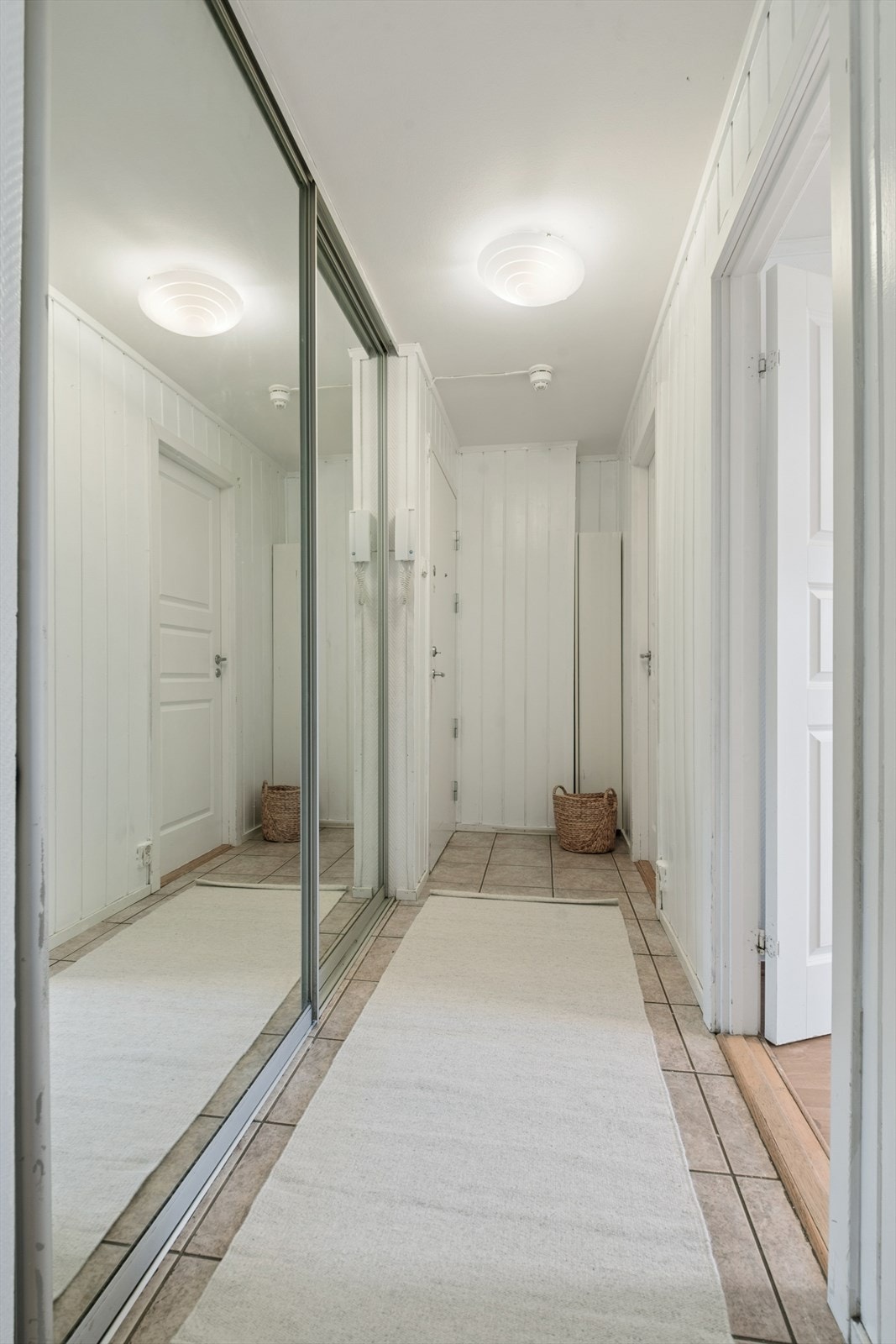 Velkommen inn i en lys entré. Her er det godt med oppbevaringsmuligheter. Galleribilde