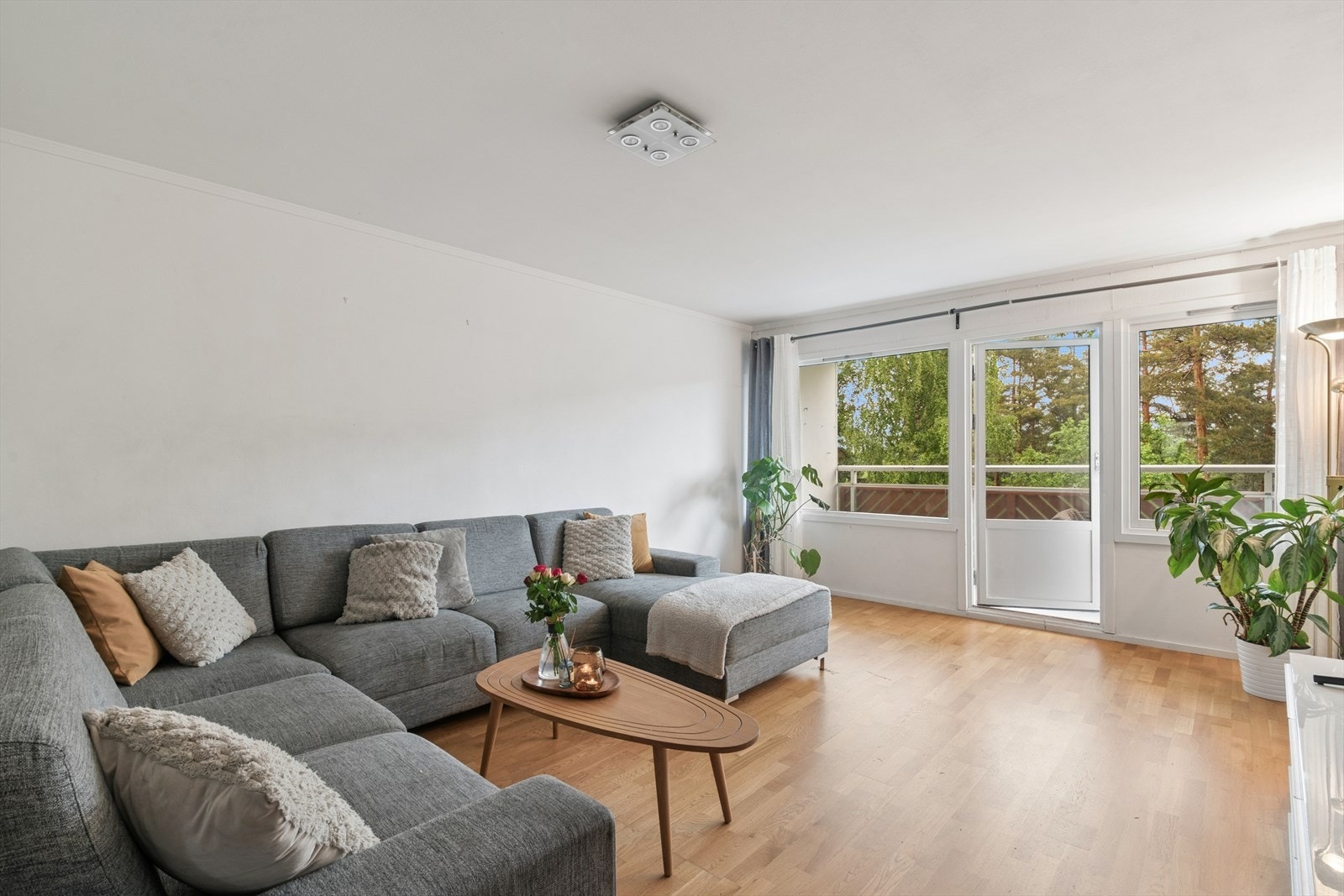 Romslig og lys stue med store vindusflater som slipper inn rikelig med naturlig lys. Galleribilde