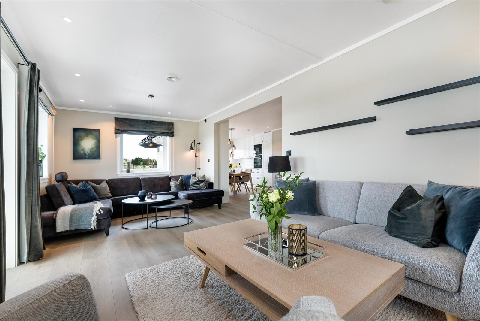 Stuen har plass til flere sittegrupper og har utgang til en stor, dels overbygget terrasse. Galleribilde