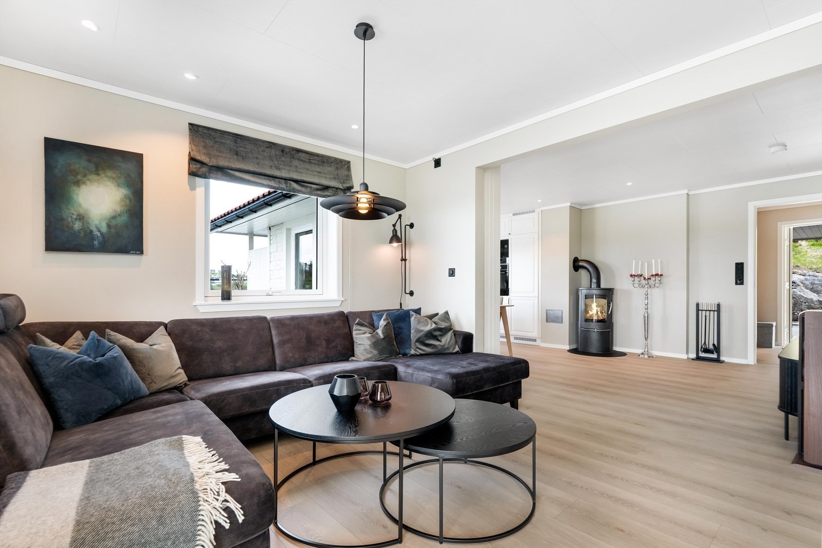 En peisovn gir ekstra varme og hygge på kalde dager, i tillegg til varmepumpe og gulvvarme, som bidrar til å holde boligen lun og god. Galleribilde