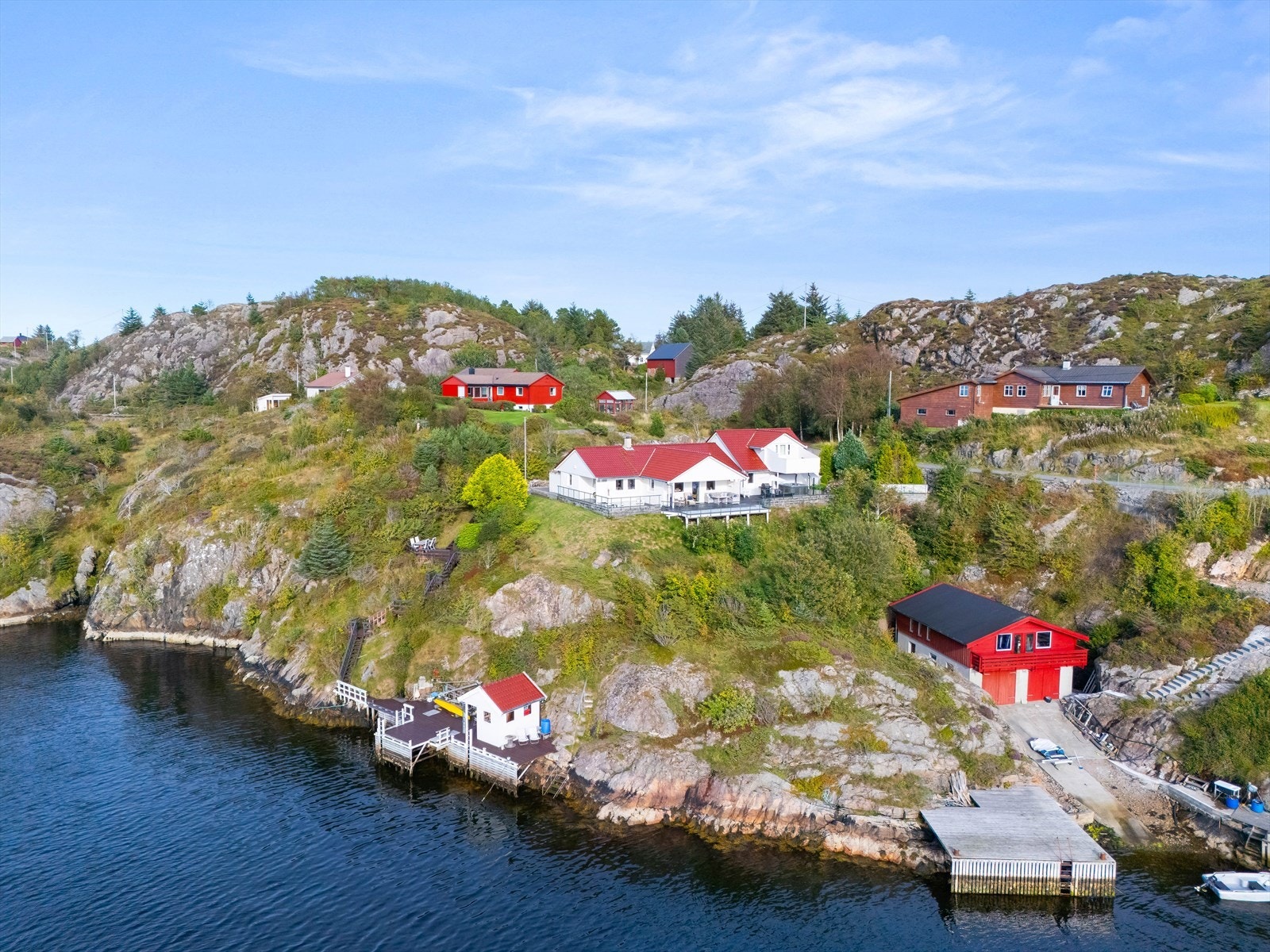 Stor enebolig med dobbelgarasje, fantastisk utsikt og gode solforhold. Medfølgende sjølinje, sjøhus og kai. Galleribilde
