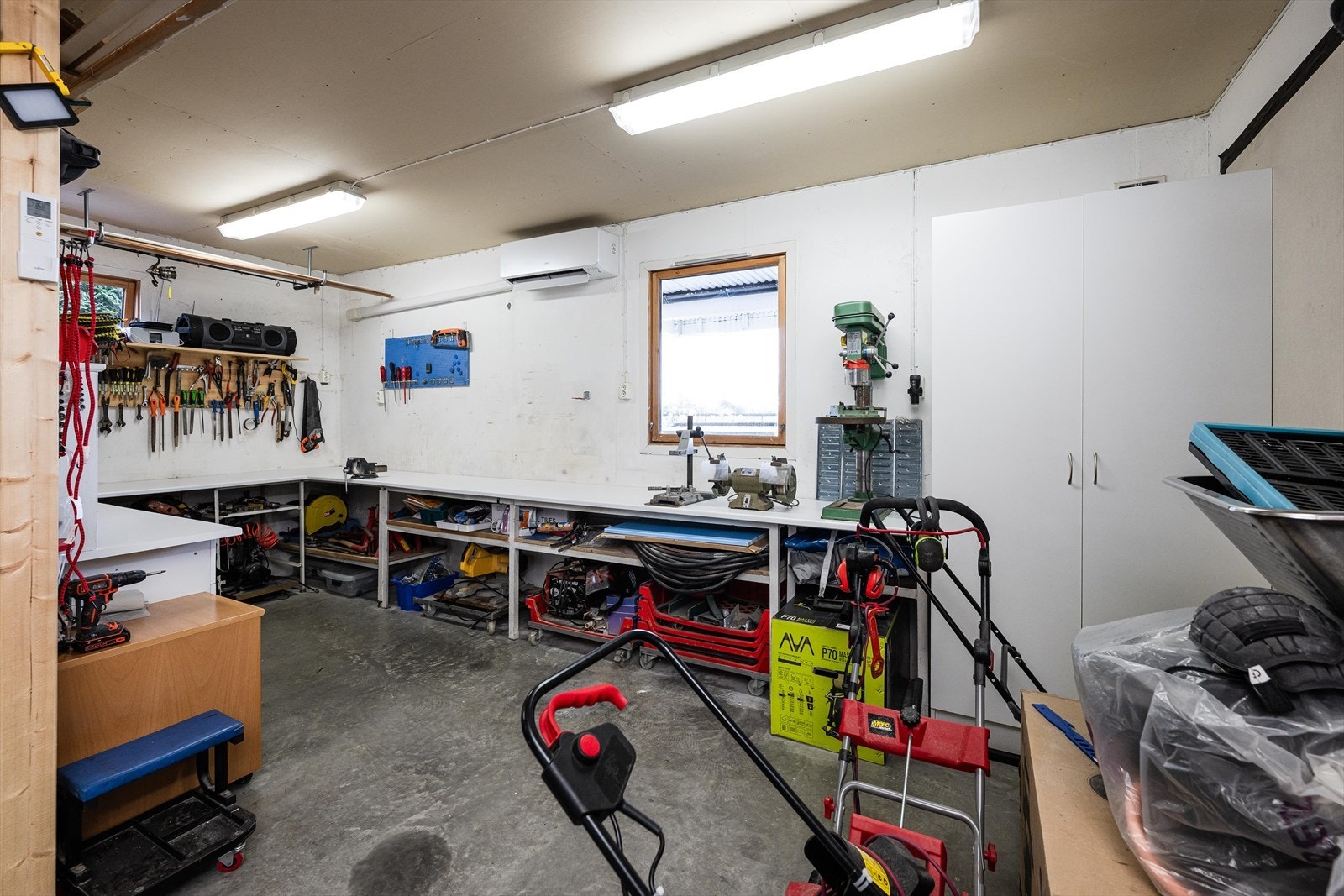 Garasjen har rikelig med plass til både bil og en praktisk verkstedkrok. Galleribilde