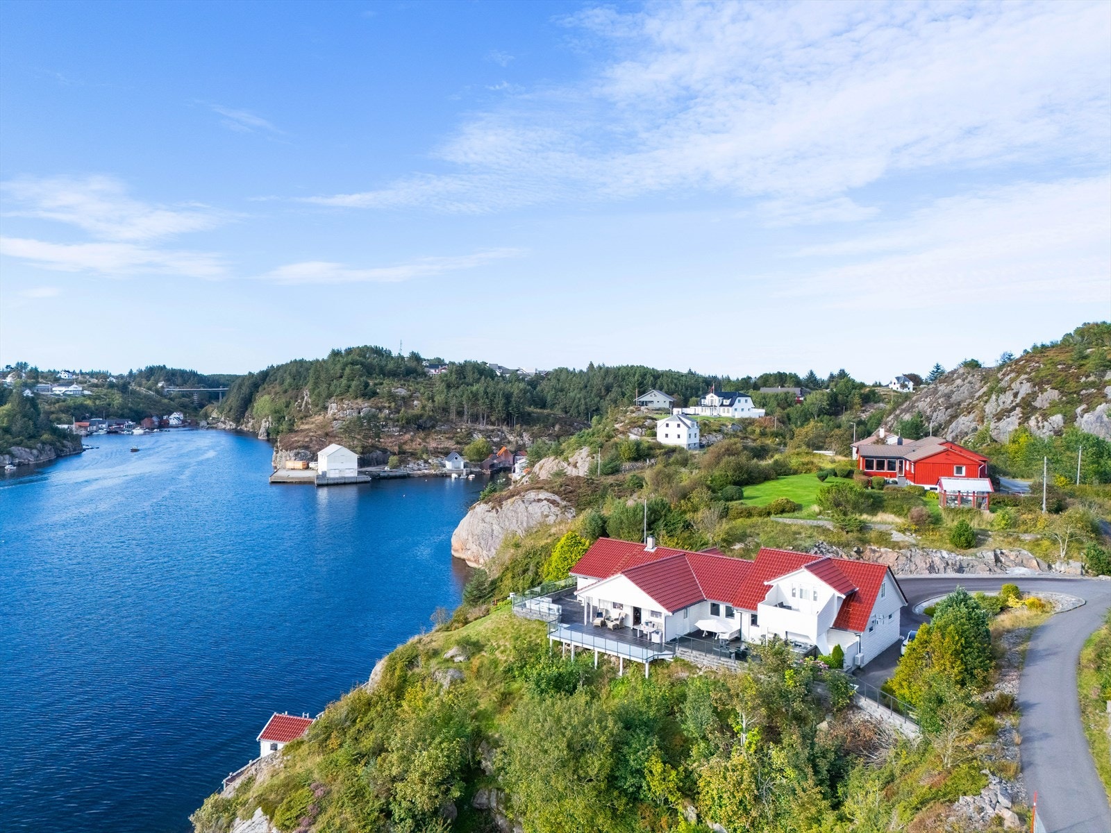 En eiendom som kombinerer moderne komfort med en spektakulær beliggenhet ved sjøen. Galleribilde