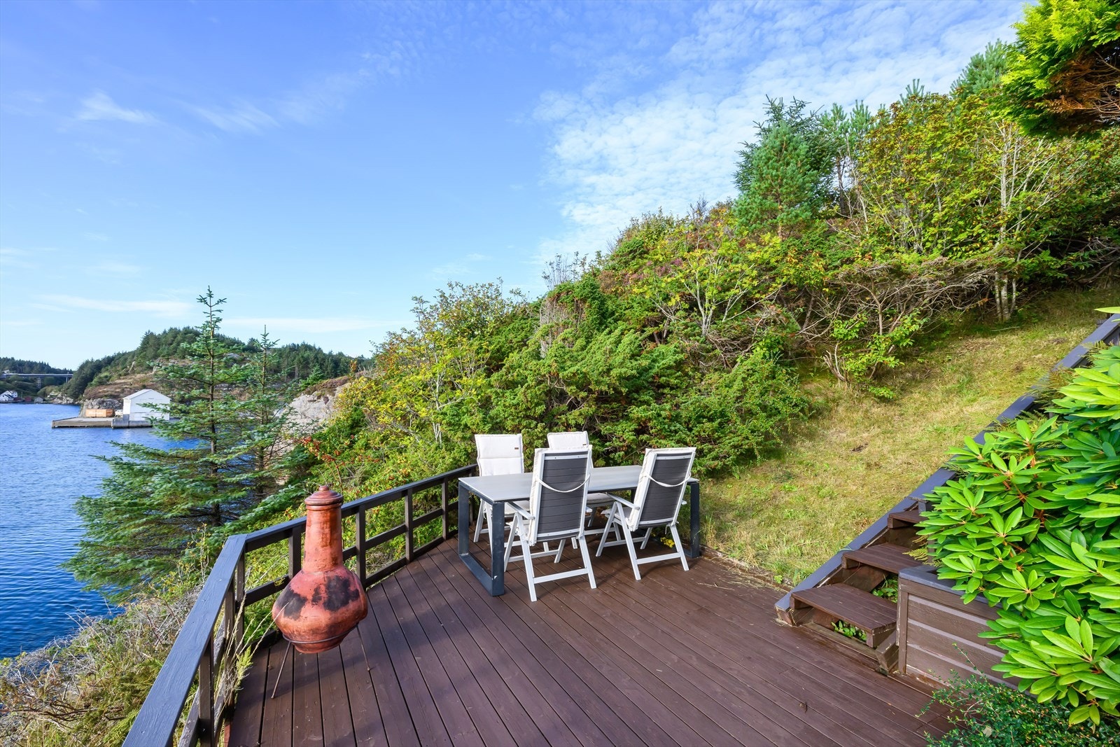 Terrasse på vei ned mot sjøen. Enkel adkomst mellom hus og kai via trapper Galleribilde