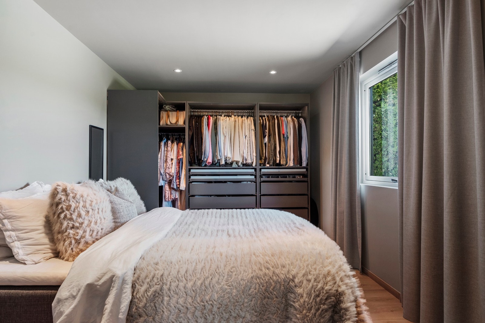 God plass for garderobe og dobbelseng. Galleribilde