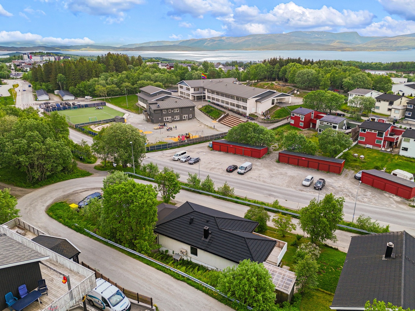 Fra eiendommen er det kun tre minutters gange til Hunstad barneskole. Galleribilde