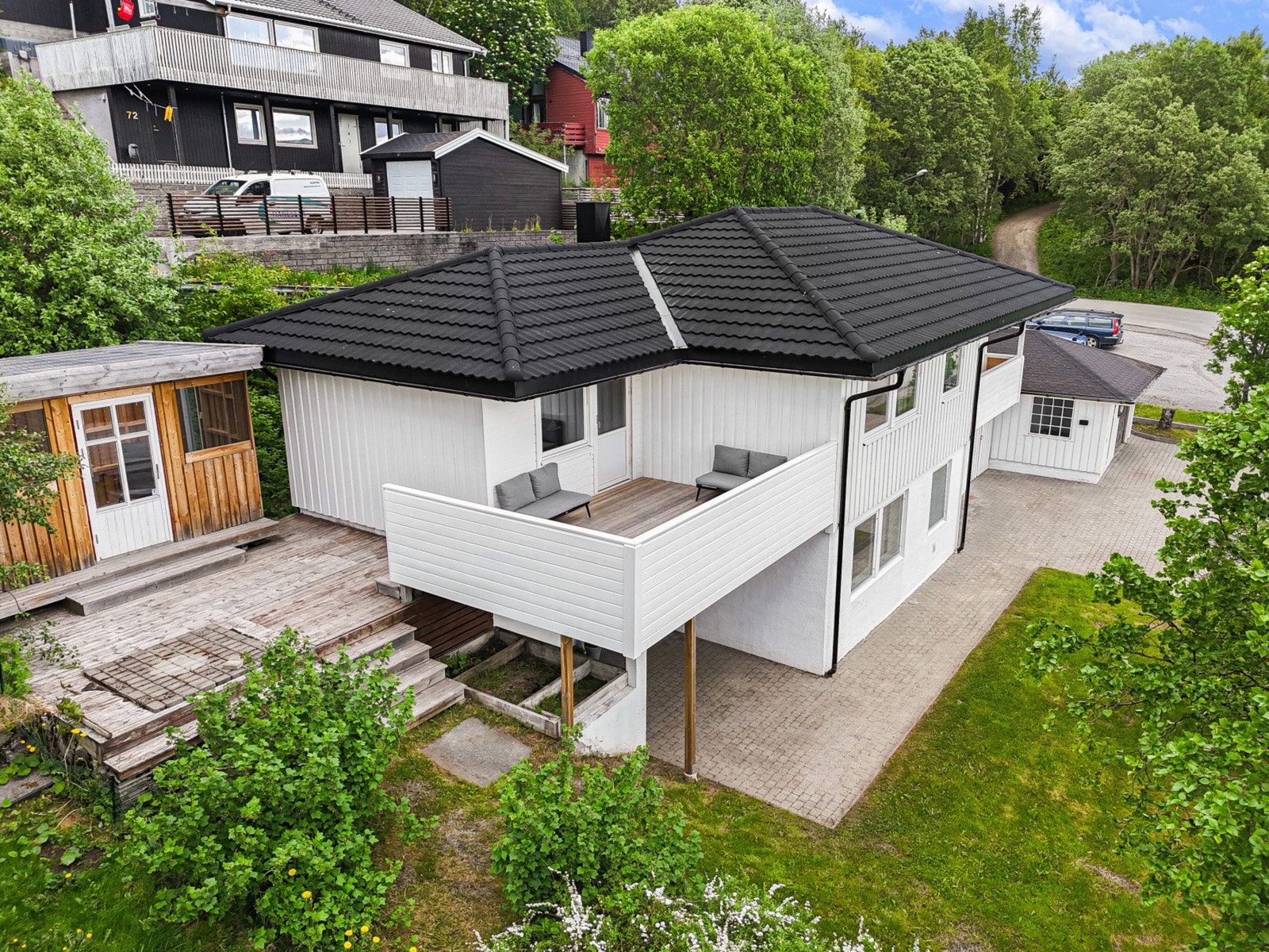 Brosteinsbelagt innkjørsel og gode uteområder. Galleribilde