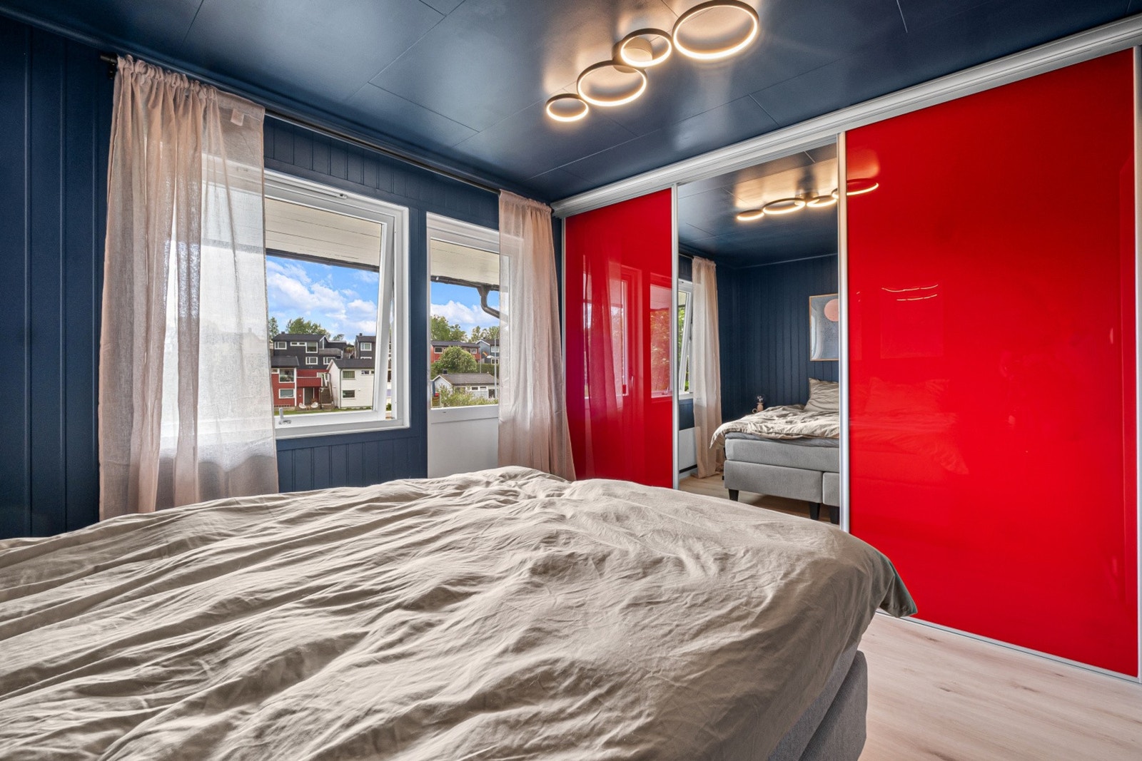 En romslig skyvedørsgarderobe gir gode oppbevaringsmuligheter. Galleribilde