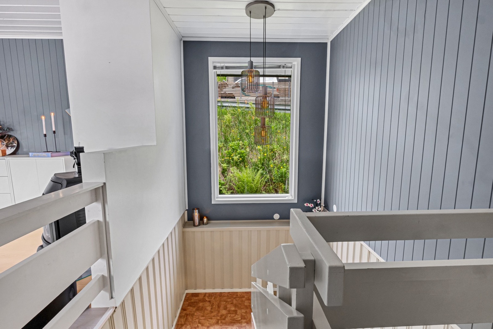 Trappegangen opp til hovedetasjen har godt lysinnslipp fra vinduet i front. Galleribilde