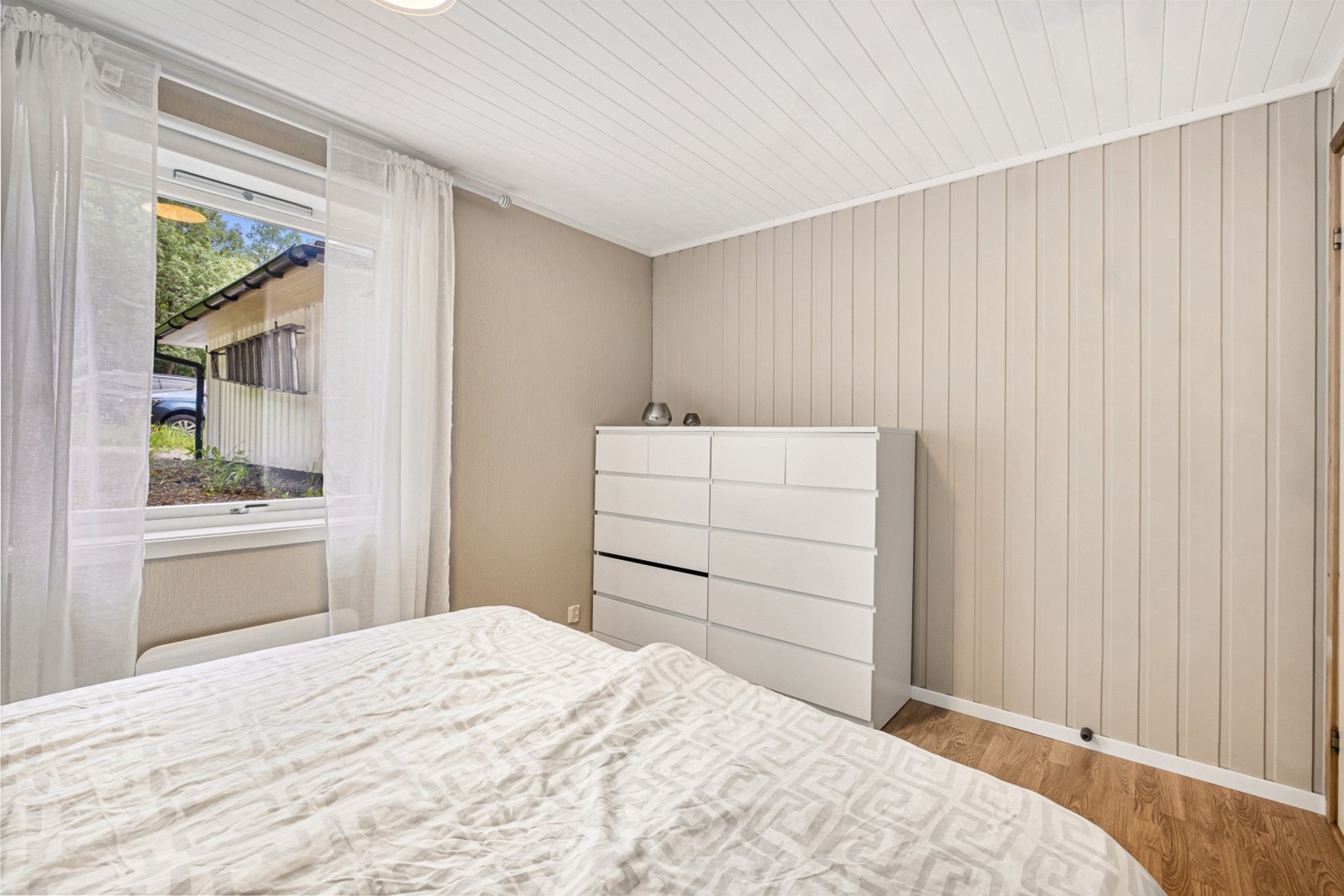 Plass til seng og oppbevaringsmøbler. Galleribilde
