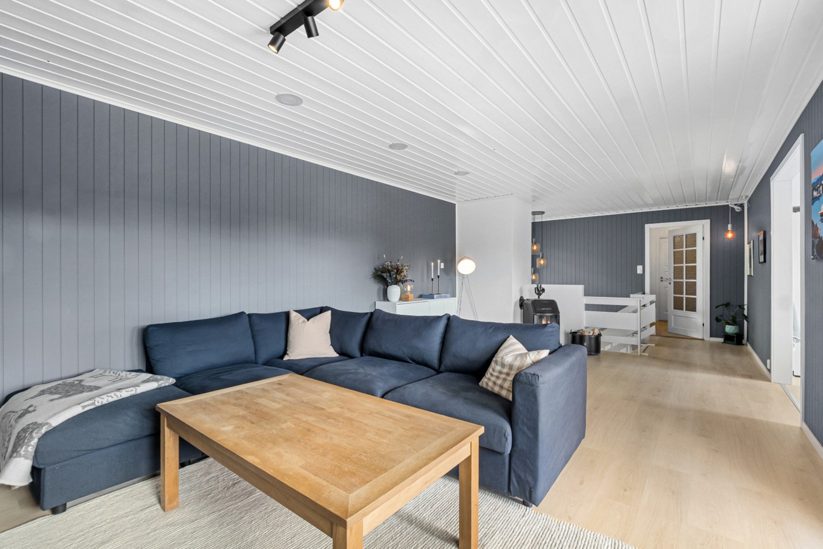 Stuen har god plass til en stor sofagruppe. Galleribilde