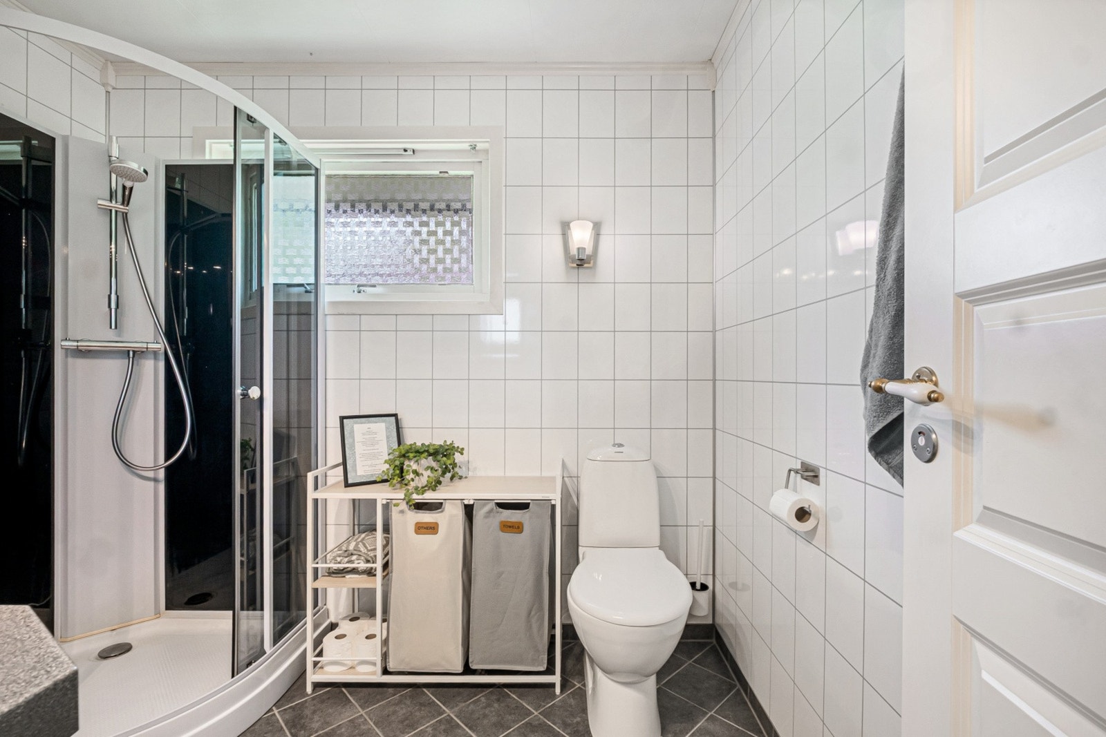 Badet i hovedetasjen har flislagt gulv med elektriske varmekabler. Galleribilde