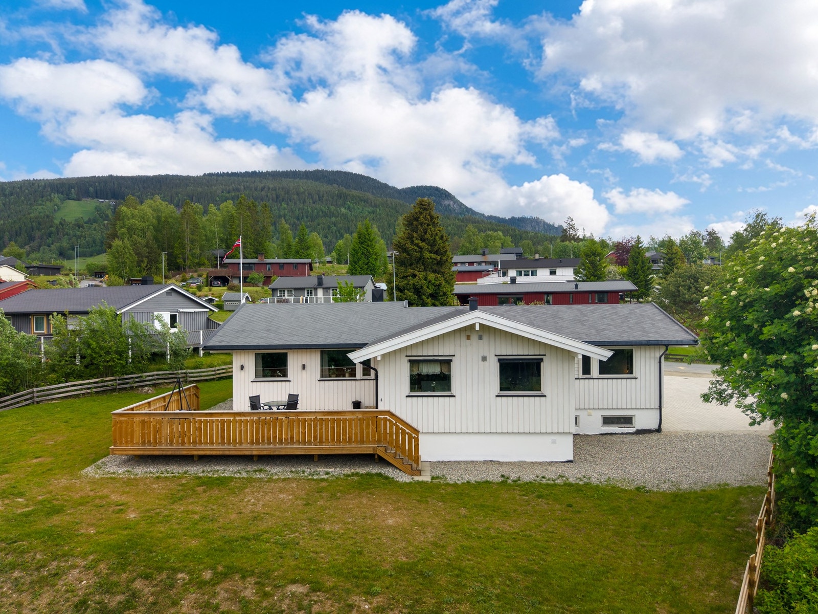 Det er blitt utbedret mye på uteområdet rundt boligen det siste året. Galleribilde