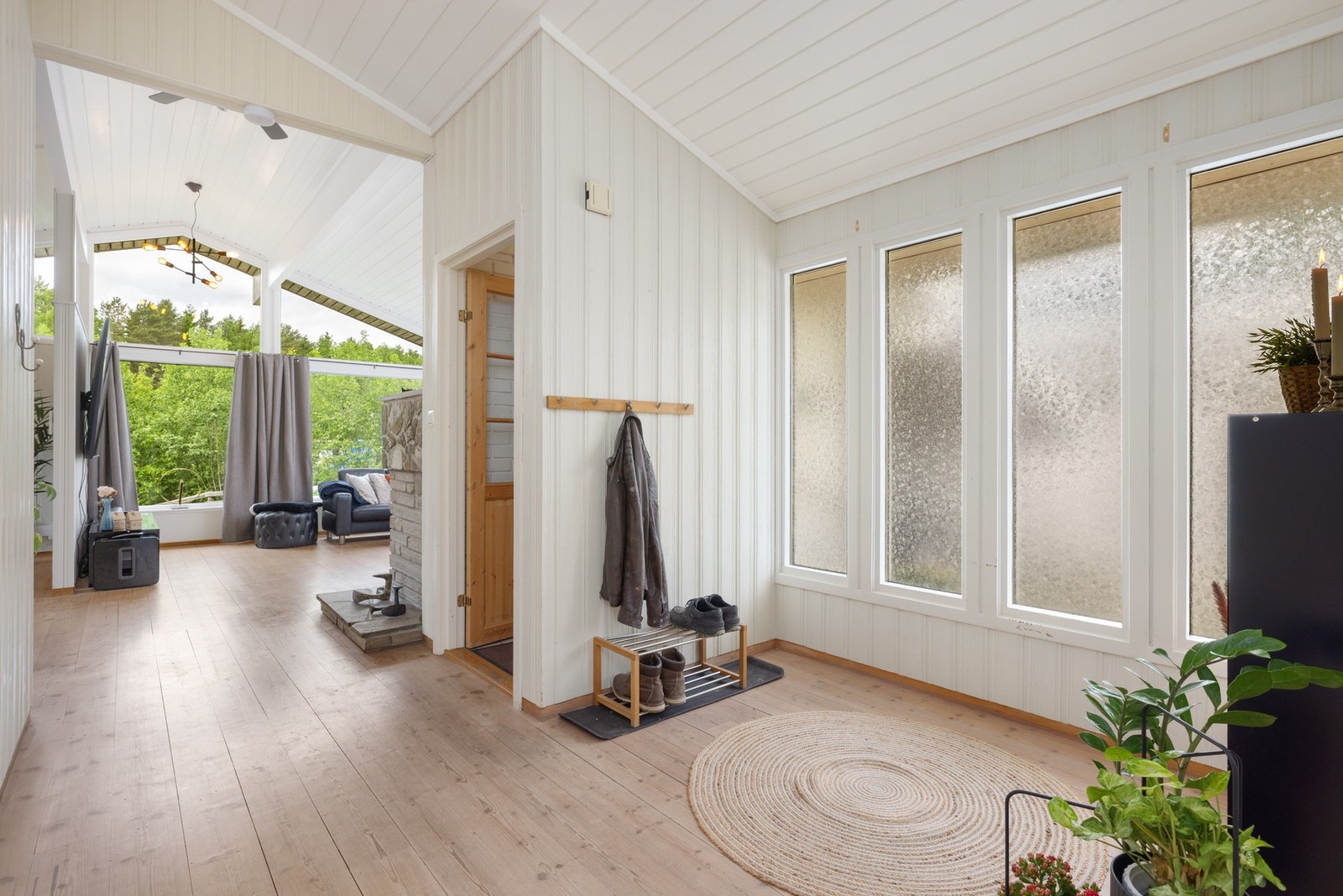 Du kommer inn i en lys og hyggelig bolig med luftig romfølelse. Galleribilde