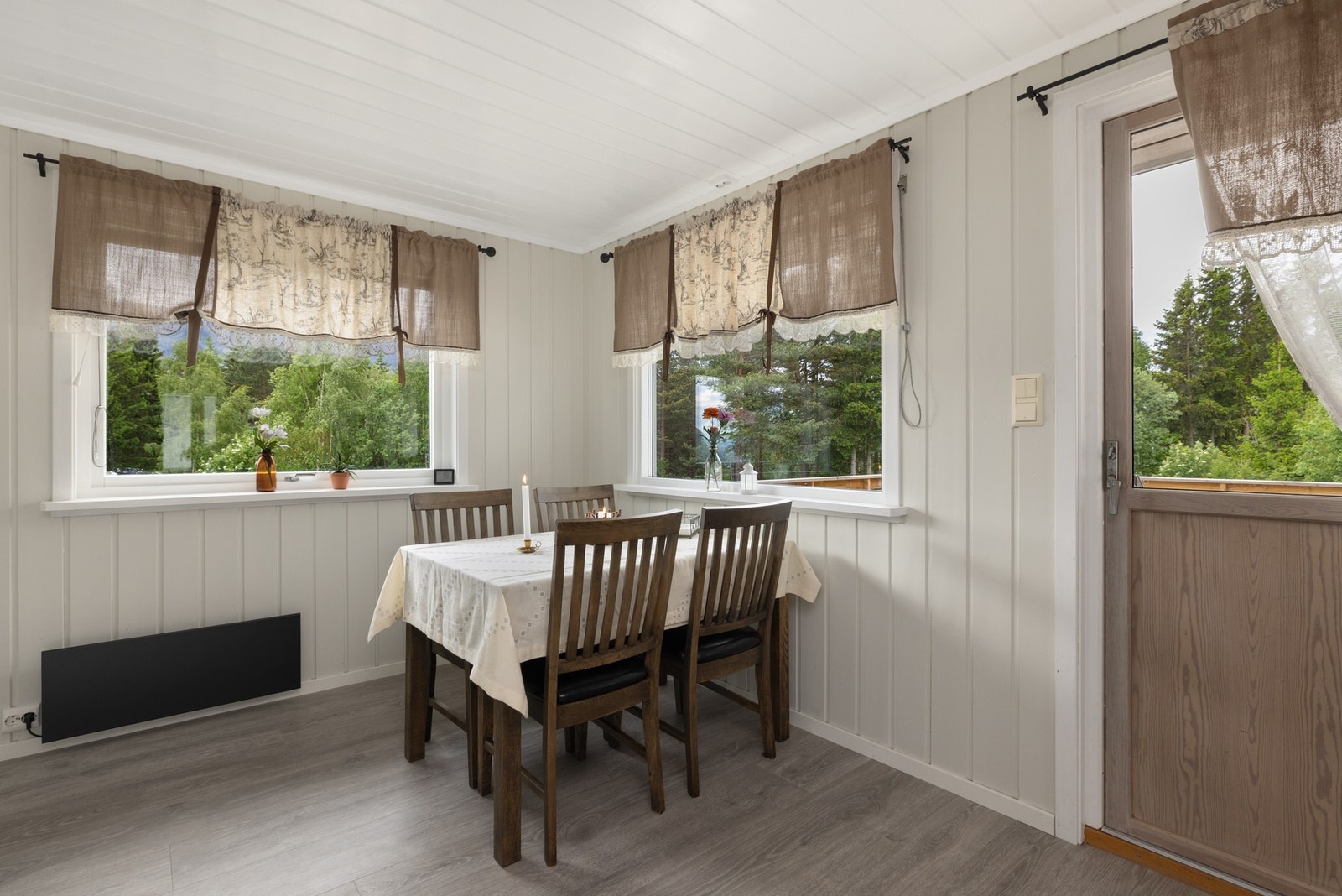Det er god plass til kjøkken bord i tilknytning kjøkkenet. Galleribilde