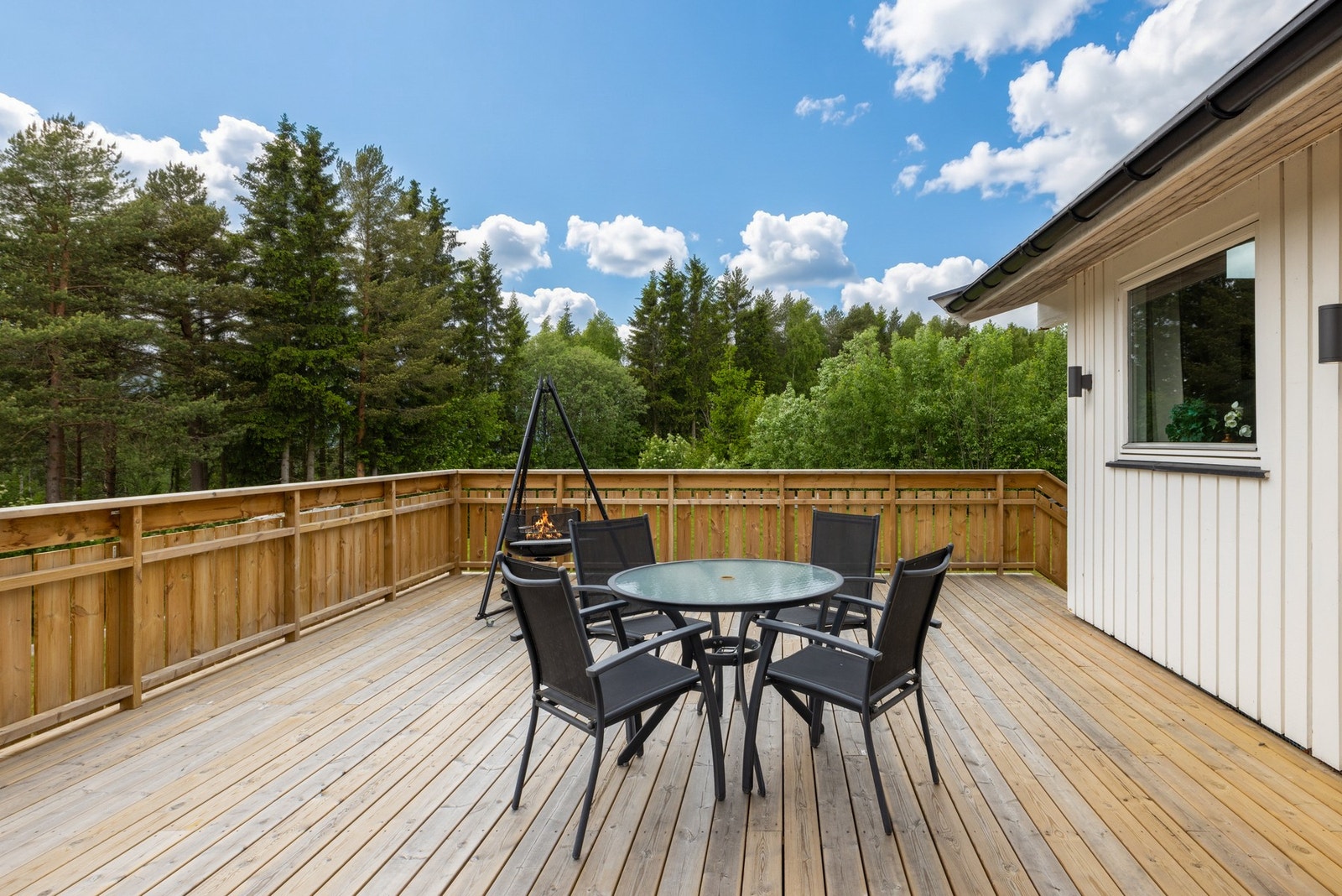 Ny, romslig veranda som har god plass til både loungemøbler, spisebord og grill. Galleribilde