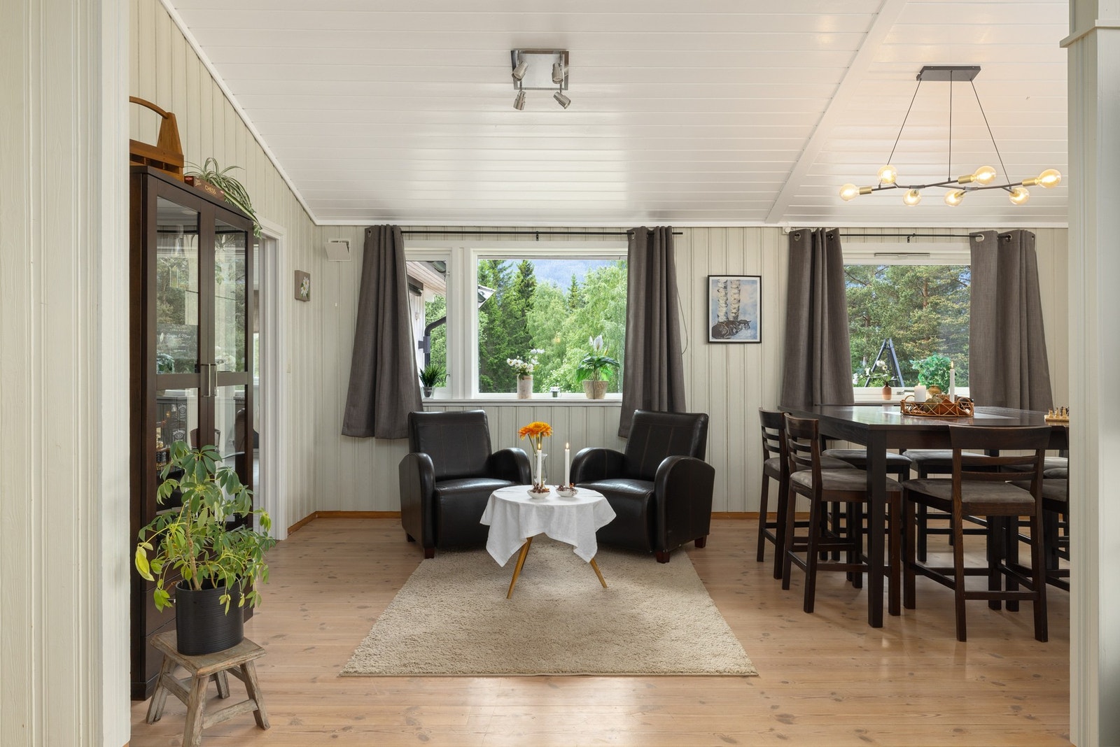 Romslig stue/ spisestue. Galleribilde
