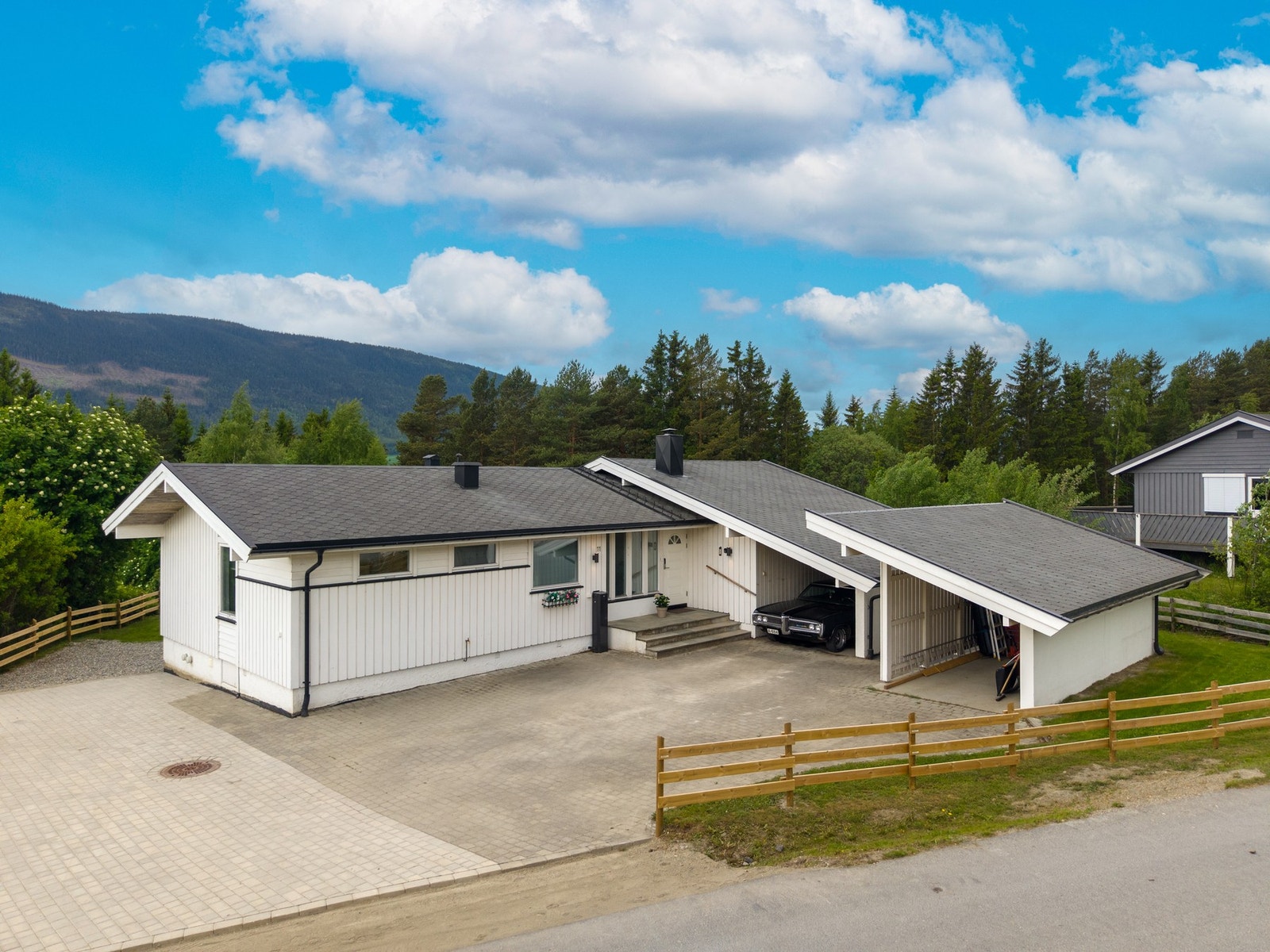 Carport og bod samt godt med parkeringsmuligheter. Galleribilde
