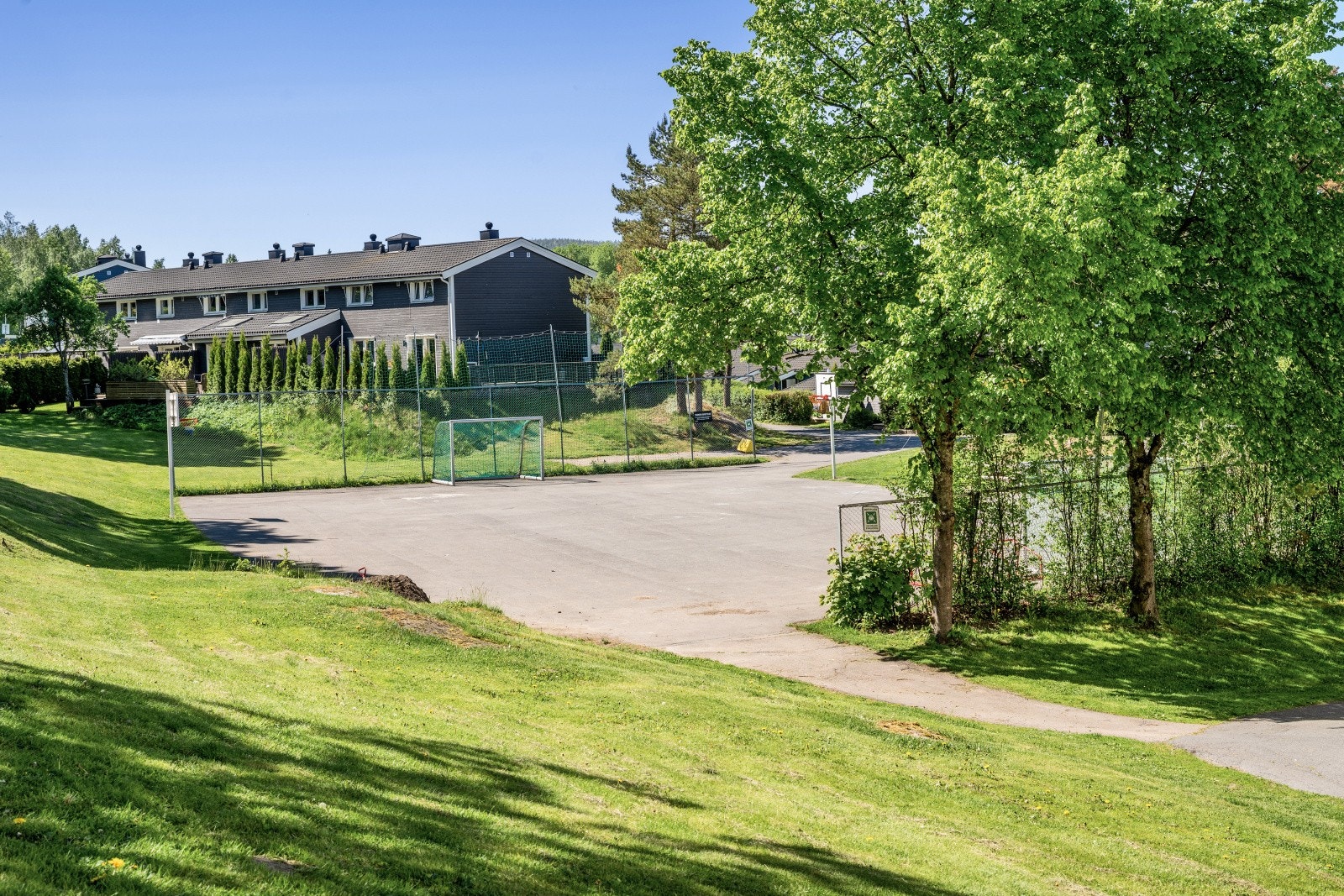 Borettslaget har flotte og velholdte fellesområder som innbyr til lek, aktivitet og sosialt samvær. Her finner du flere lekeplasser for de minste samt en grusbane som gir gode muligheter for ballspill og uorganisert aktivitet året rundt. Galleribilde