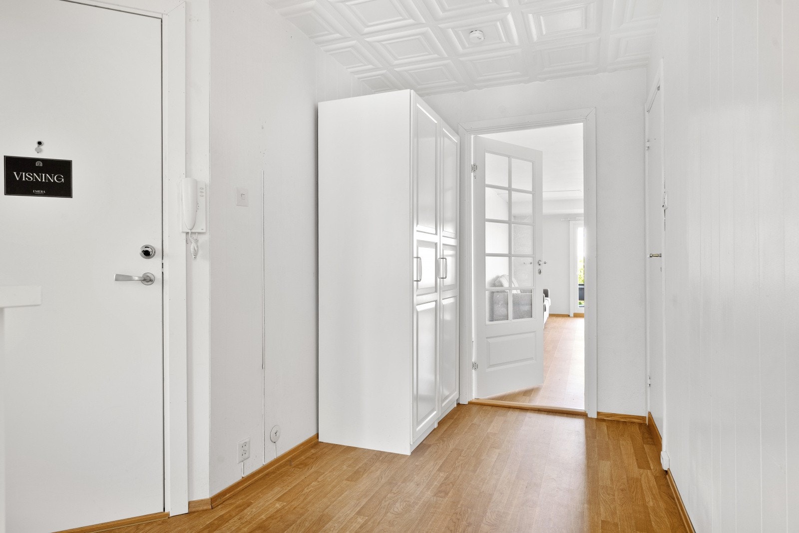 Leiligheten ønsker deg velkommen med en lys og romslig entré med god lagringsplass. Galleribilde
