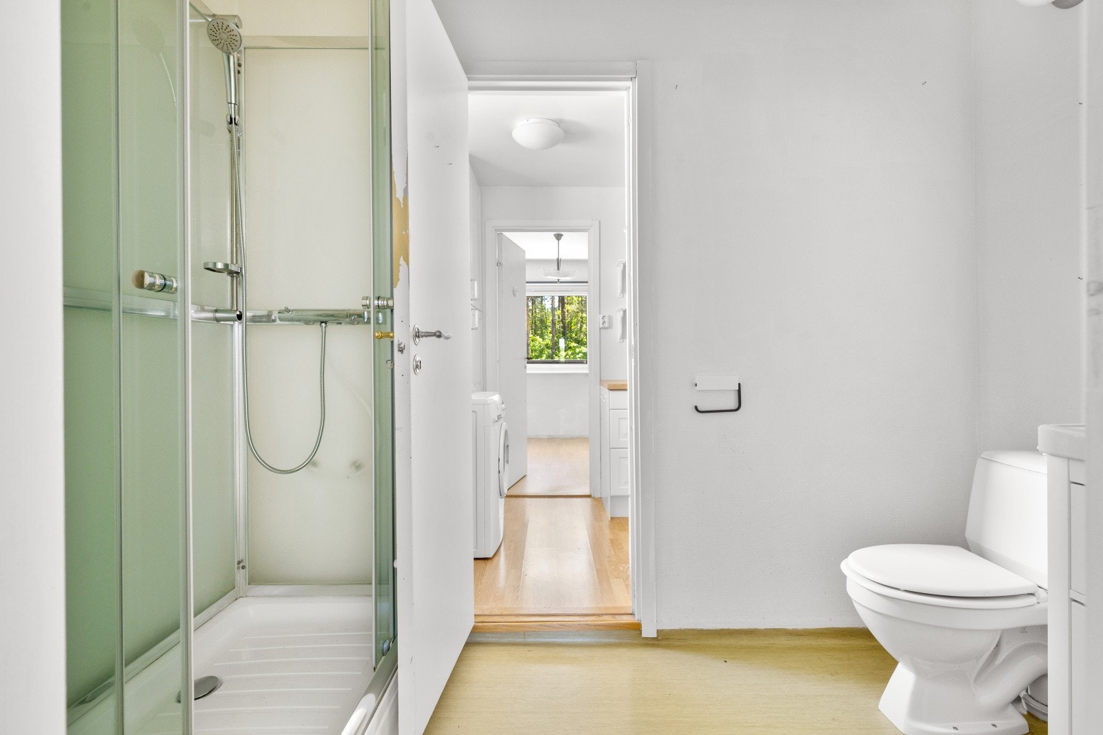 Dusjkabinettet gir en enkel og effektiv dusjløsning, mens stråleovn på veggen sørger for rask og behagelig varme, slik at badet alltid er lunt. Galleribilde