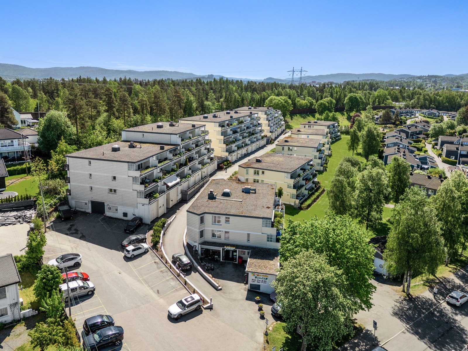 Området rundt Høybråten er kjent for sitt trygge og familievennlige miljø, flotte turmuligheter og grønne parker. Her bor du med kort vei til marka, idrettsanlegg og gode kollektivforbindelser som tar deg raskt inn til Oslo sentrum. Galleribilde