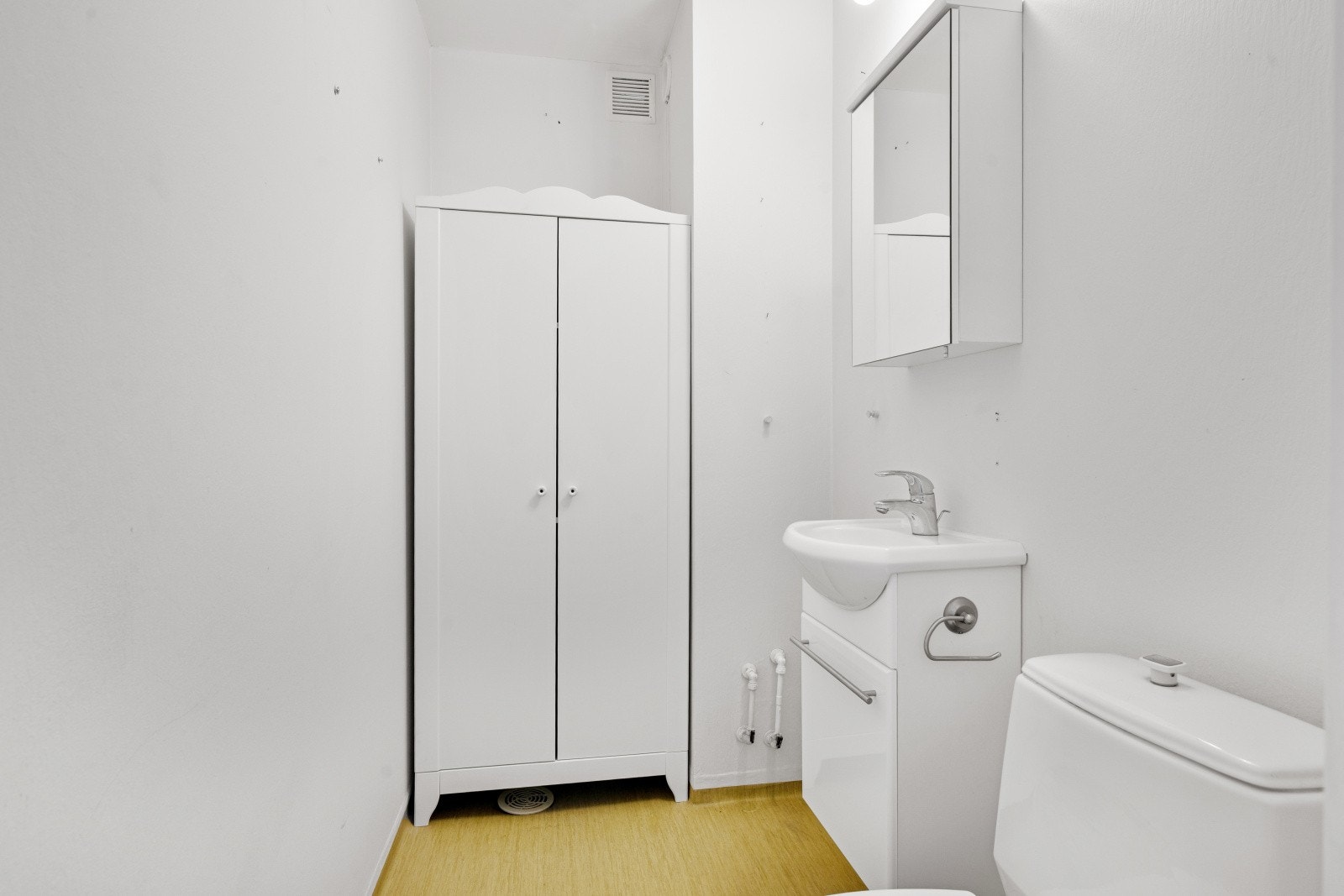 Køfritt morgenrush: WC-rommet har samme lyse og tidløse standard som hovedbad. Rommet er praktisk og funksjonelt, og gir mulighet for enkel oppgradering til dusjløsning om ønskelig. Galleribilde