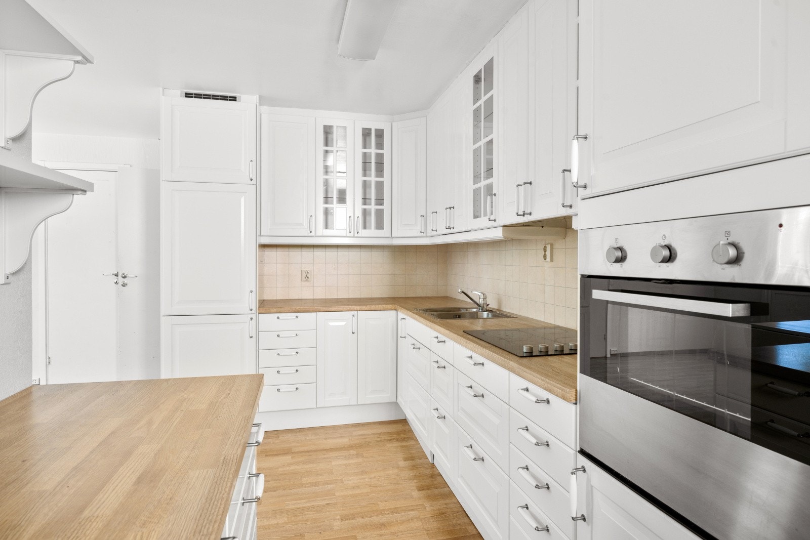 Det er avsatt en egen plass til din egen Baristastasjon, noe som gir ekstra benkeplass og gode arbeidsflater - perfekt for deg som setter pris på orden og system på kjøkkenet. Galleribilde