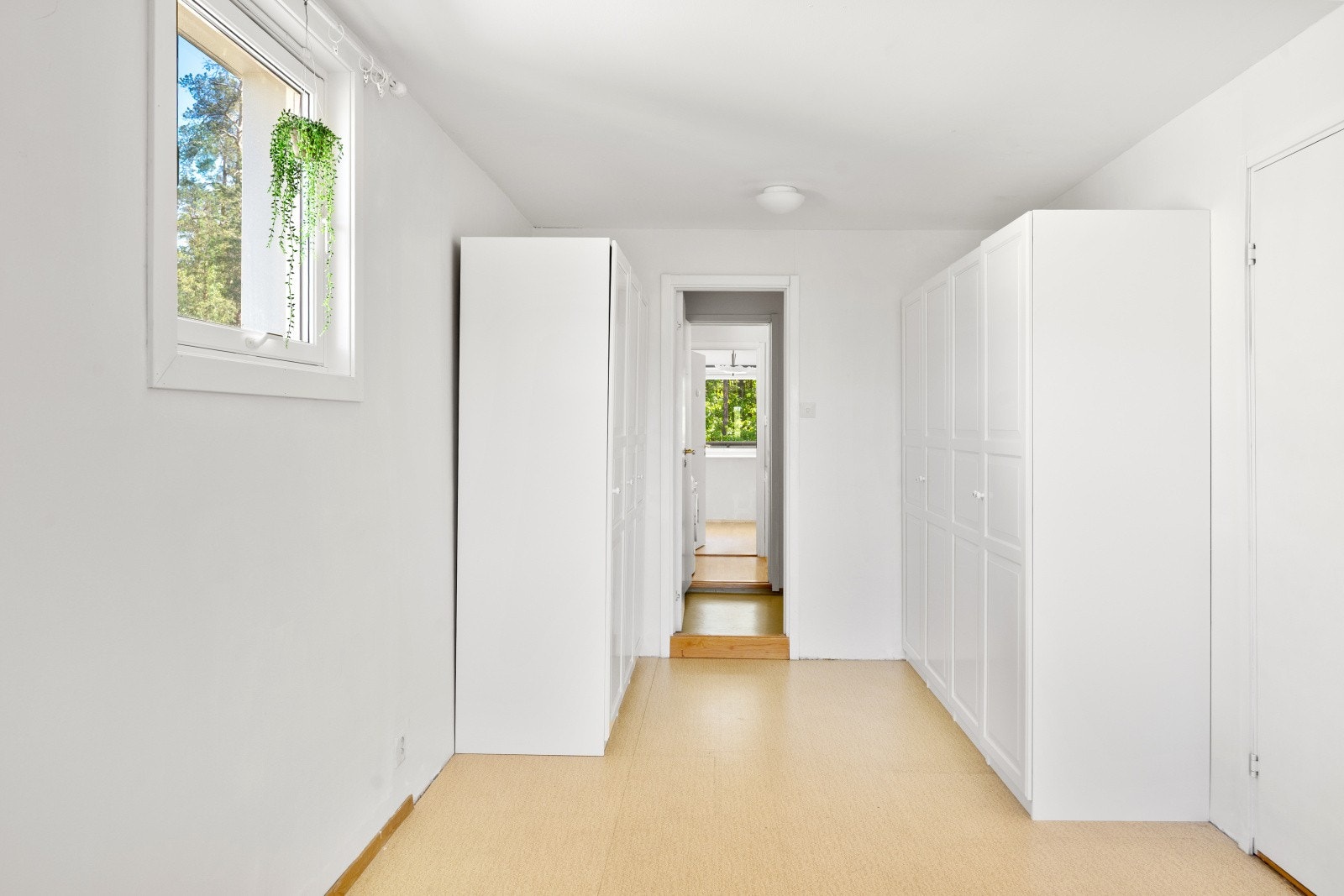 Walk in, walk out: Før du trer inn på badet, finner du doble garderobeskap som gir rikelig med oppbevaringsplass - en løsning som ofte brukes som en praktisk "walk-through"-garderobe, hvor klær og tilbehør holdes ryddig og lett tilgjengelig. Galleribilde