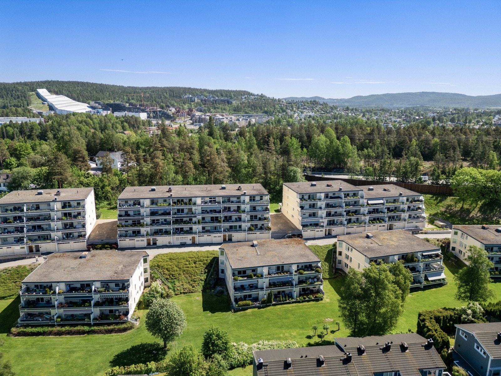 LOCATION, LOCATION, LOCATION: Noen vil kalle det indrefileten innerst i borettslaget. Stikkord: lav puls og lave skuldre. Med endeleilighet i 2. etasje får du en kombinasjon av enkel adkomst, gode lysforhold fra tre sider og lite innsyn. Galleribilde