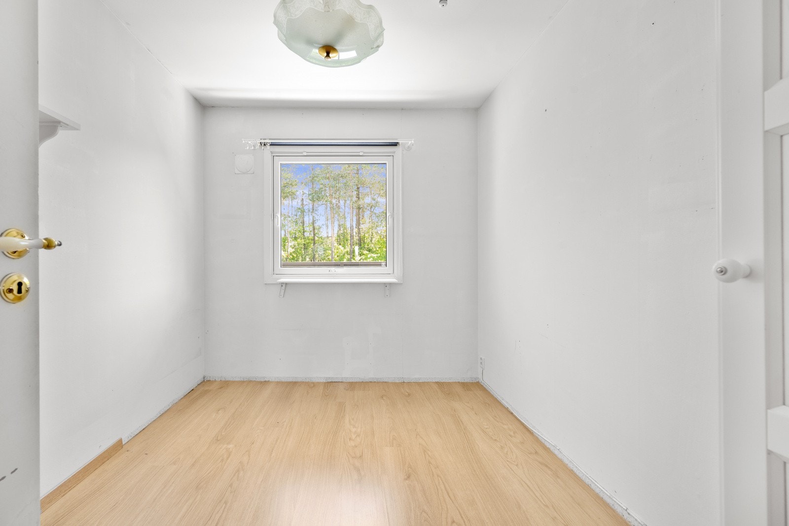 Soverom nr. 3 er et lyst og sjarmerende rom med lysmalte vegger som gir en luftig og behagelig atmosfære. Galleribilde