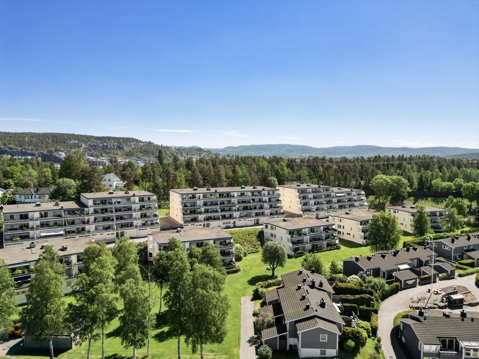Bo i et av Høybråtens mest etterspurte boligområder. Starveien Borettslag er et populært valg for både barnefamilier, førstegangskjøpere og voksne som ønsker en trygg og trivelig tilværelse. Galleribilde