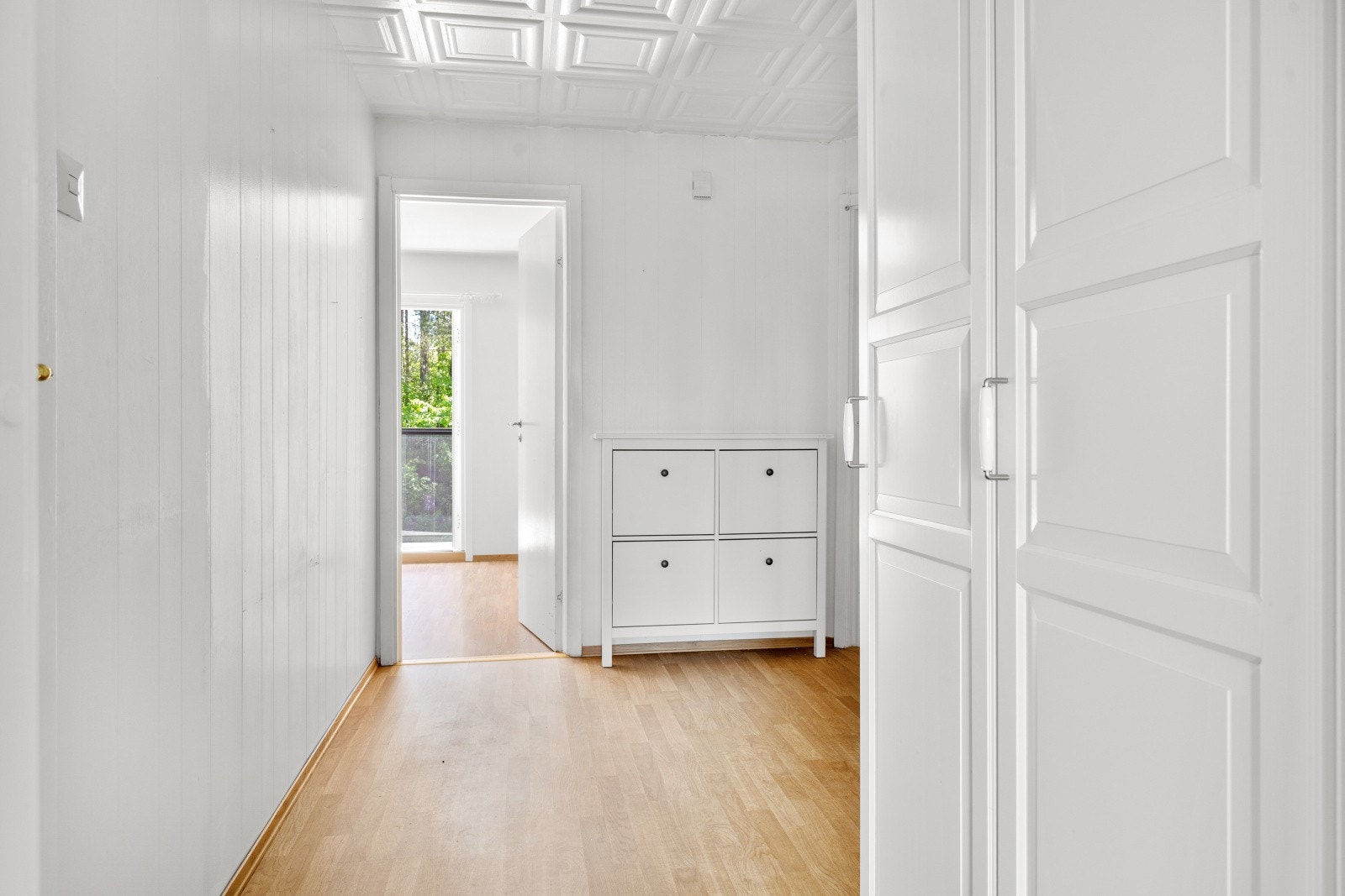 Her er det montert doble skoskap som gir rikelig med plass til familiens fottøy, samt et praktisk garderobeskap for yttertøy og tilbehør. Galleribilde