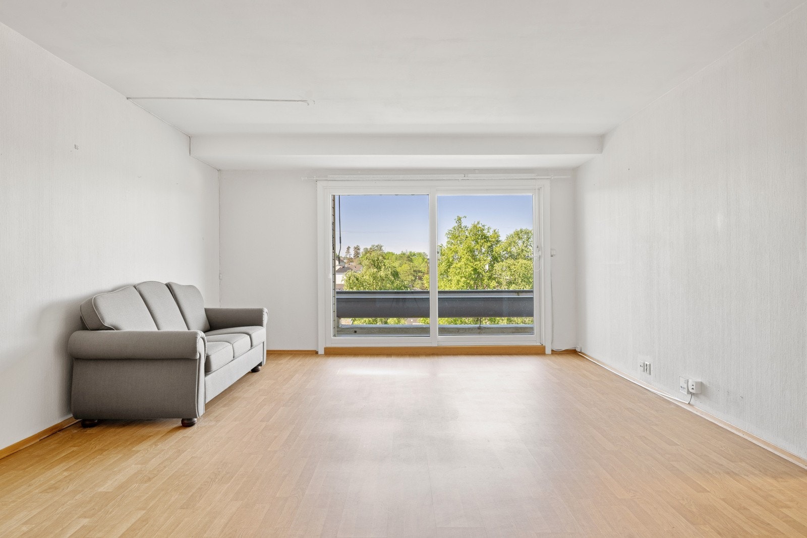 Stuen er lys, romslig og svært møbleringsvennlig, med en naturlig inndeling som skaper både sosiale og rolige soner. Ved skyvedøren ut til balkongen er det plass til en komfortabel sofasone - et perfekt sted å slappe av og nyte utsikten. Galleribilde