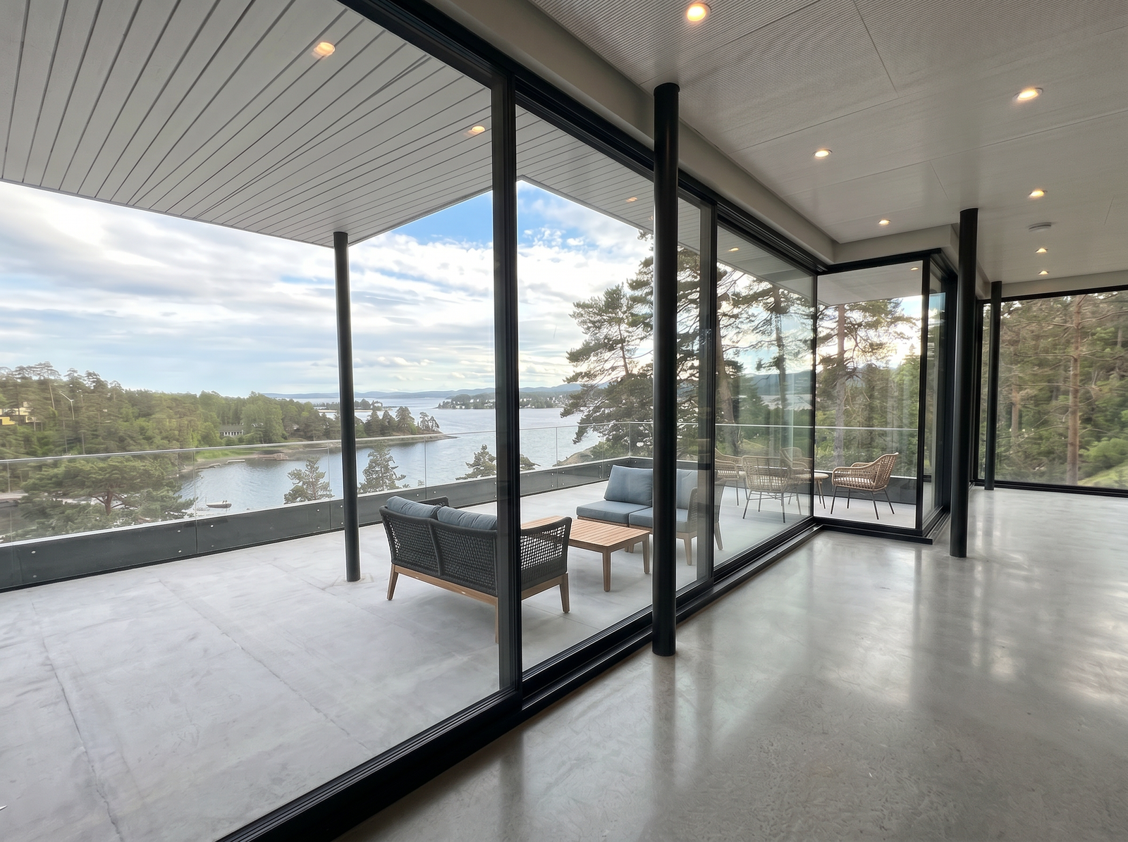 Stue og kjøkken på hele 84,6kvm og stor terrasse på 57,4kvm Galleribilde