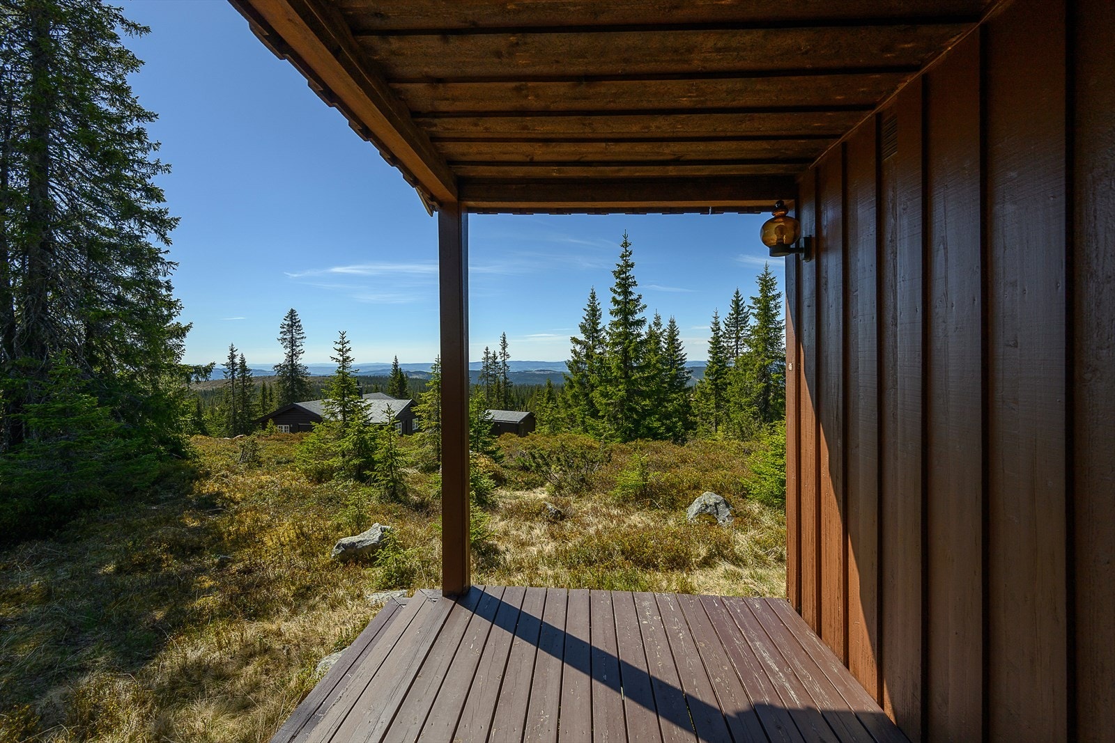 Den overbygde terrassen gir ly for vær og vind. Galleribilde