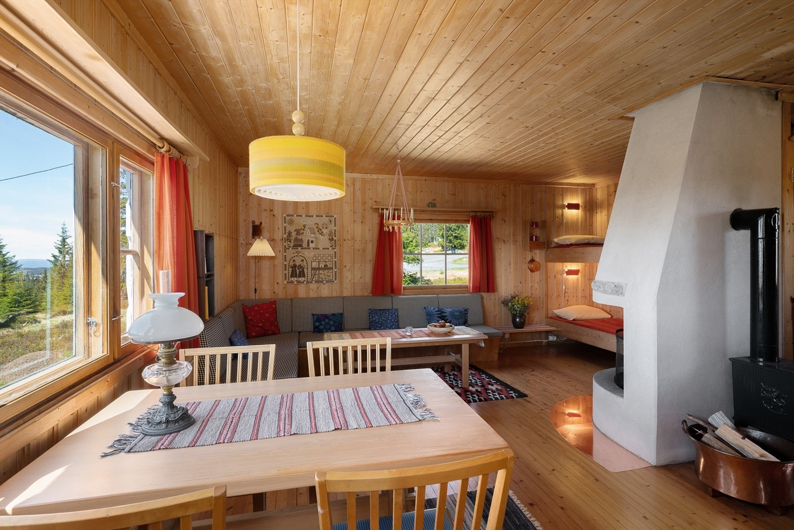 Stuen er hyttas samlingspunkt, med plass til både spisebord og en plassbygd sittegruppe. Galleribilde