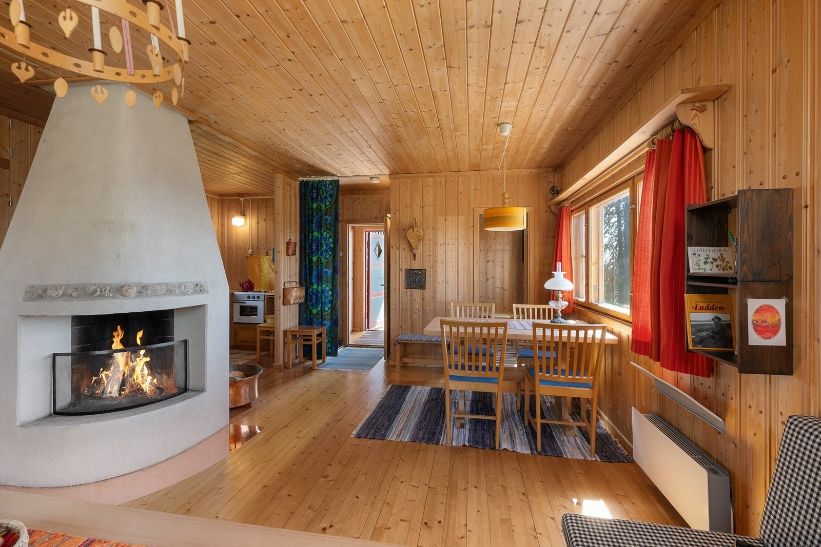 Den store, åpne peisen er sentralt plassert og skaper den rette hyttestemningen. Galleribilde