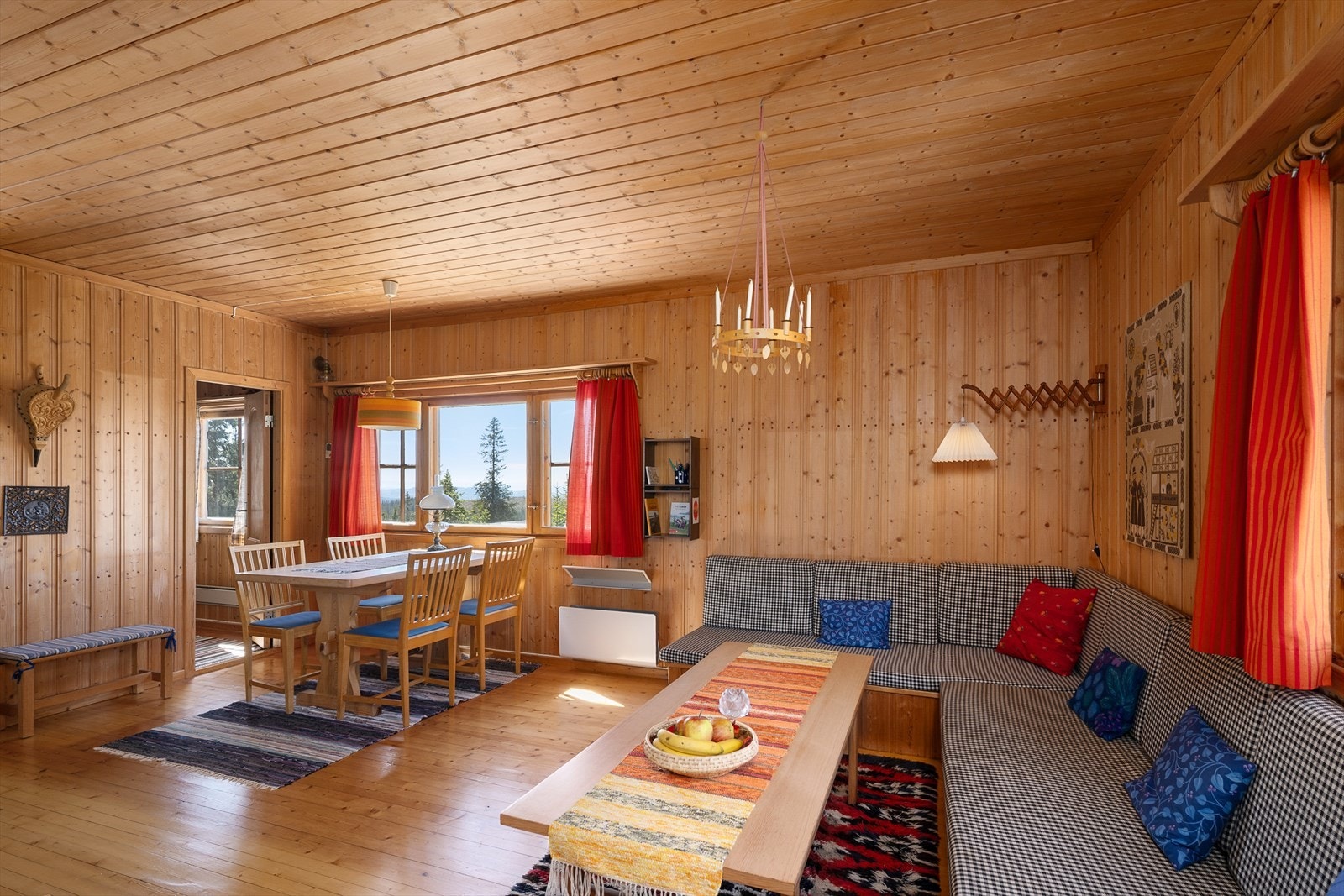 Stuen har flere vinduer som slipper inn dagslys og gir utsikt i flere retninger. Galleribilde
