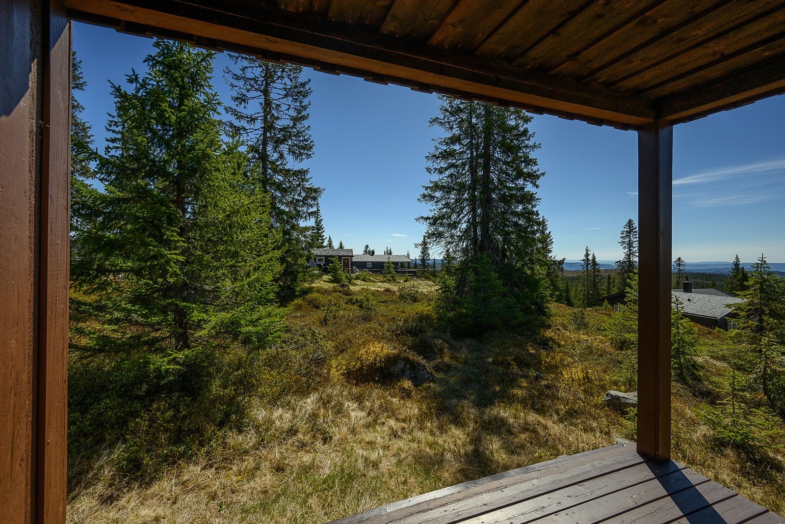 Utsikt fra den overbygde terrassen som er i forbindelse med inngangspartiet. Her sitter du skjermet og i fred og ro. Galleribilde