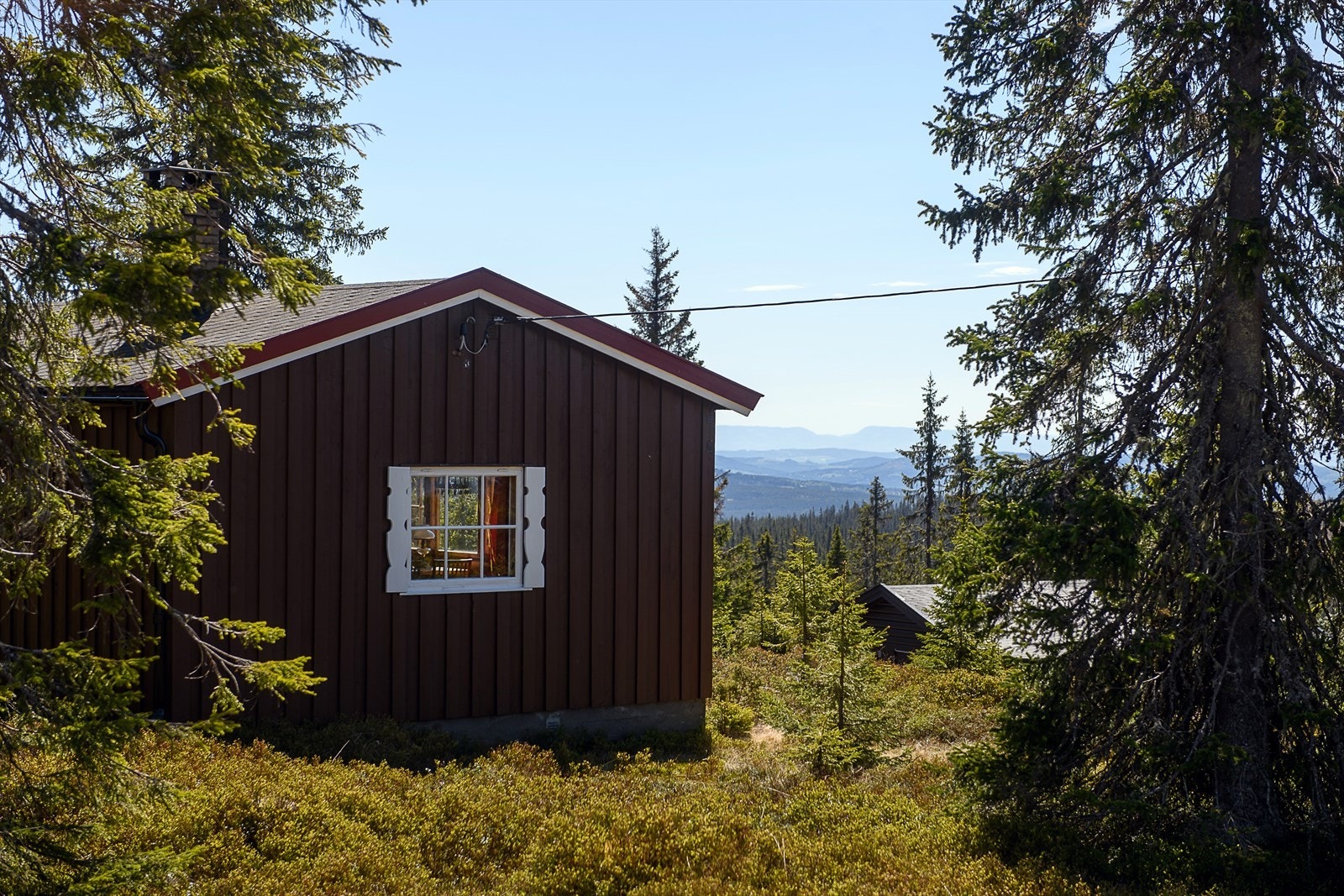 Hytta ligger fint til på naturtomt. Biloppstilling like ved hytta, det er ikke etablert vei helt inn til hytta pr i dag. Galleribilde