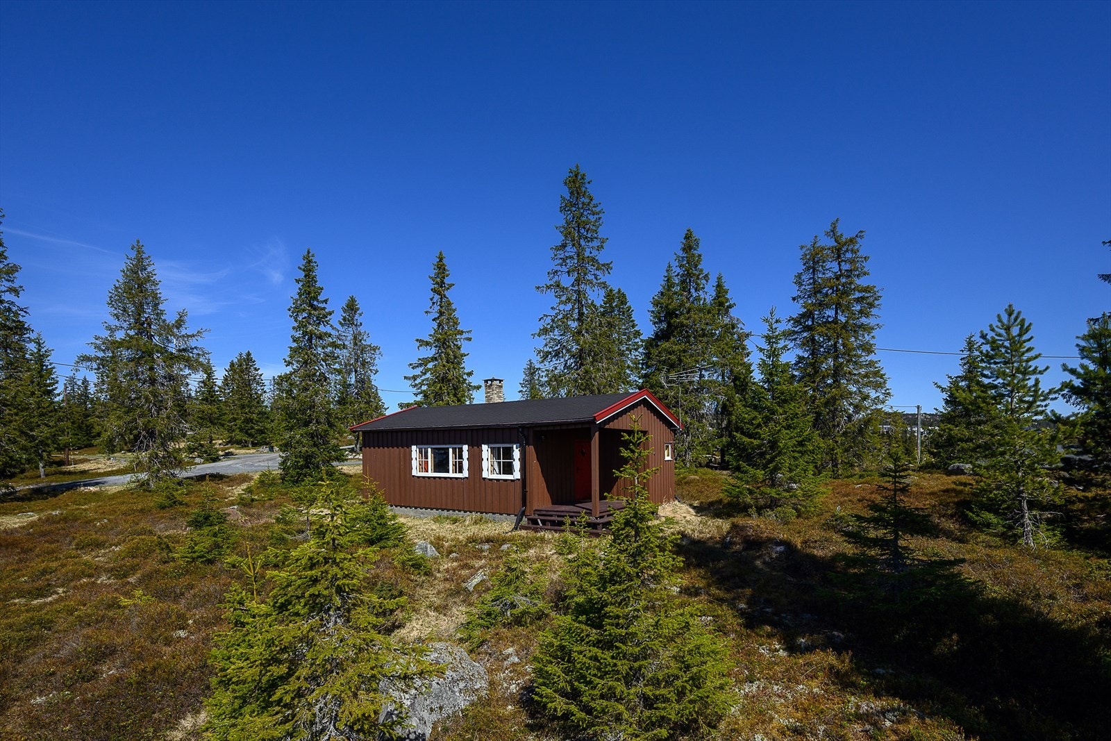Hytta ligger på fritt og fint til med meget god utsikt! Veletablert og familievennlig område. Galleribilde