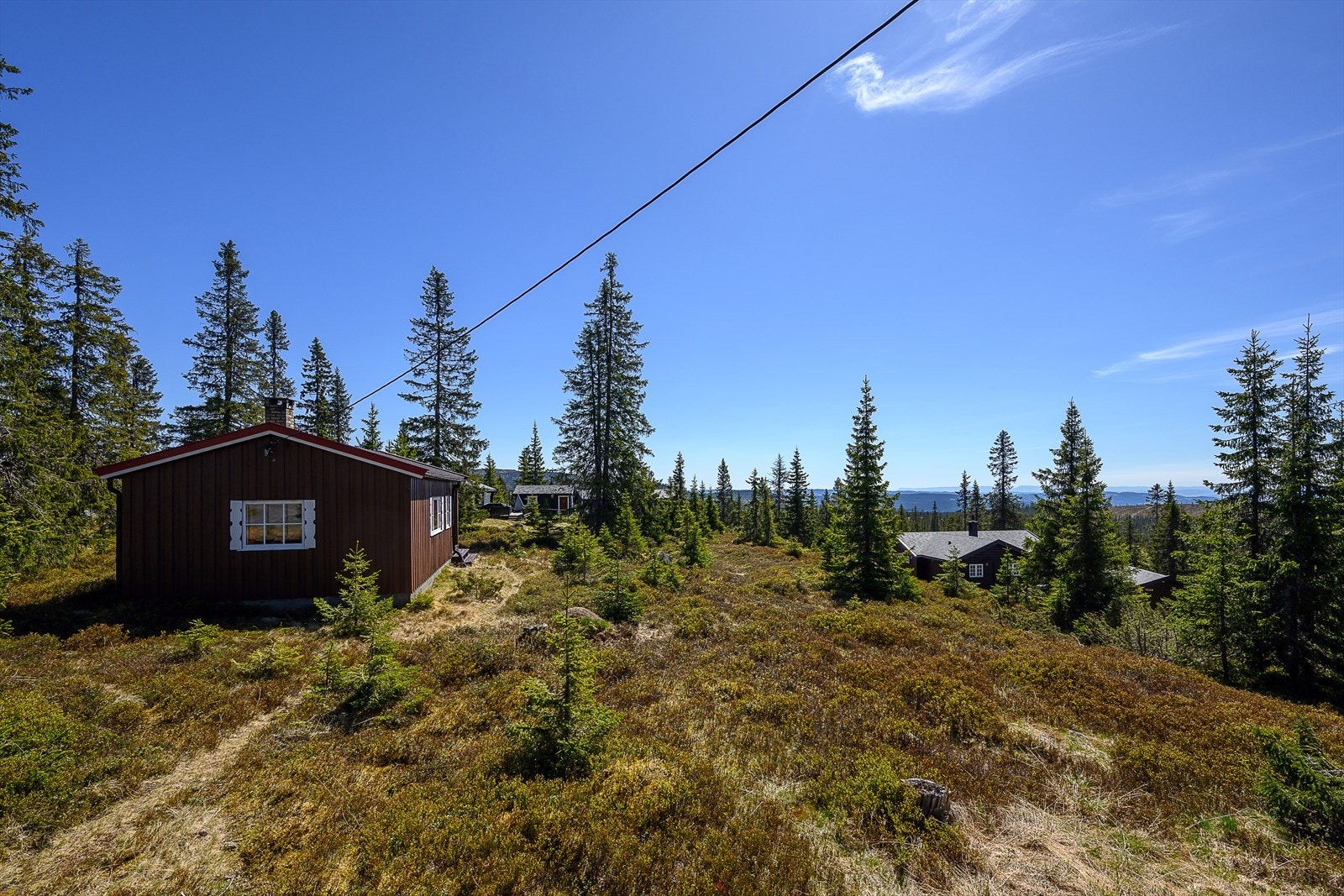Eiendommen ligger i et etablert hytteområde på Sjusjøen. Det er mulig å legge inn offentlig vann og avløp på eiendommen. Galleribilde